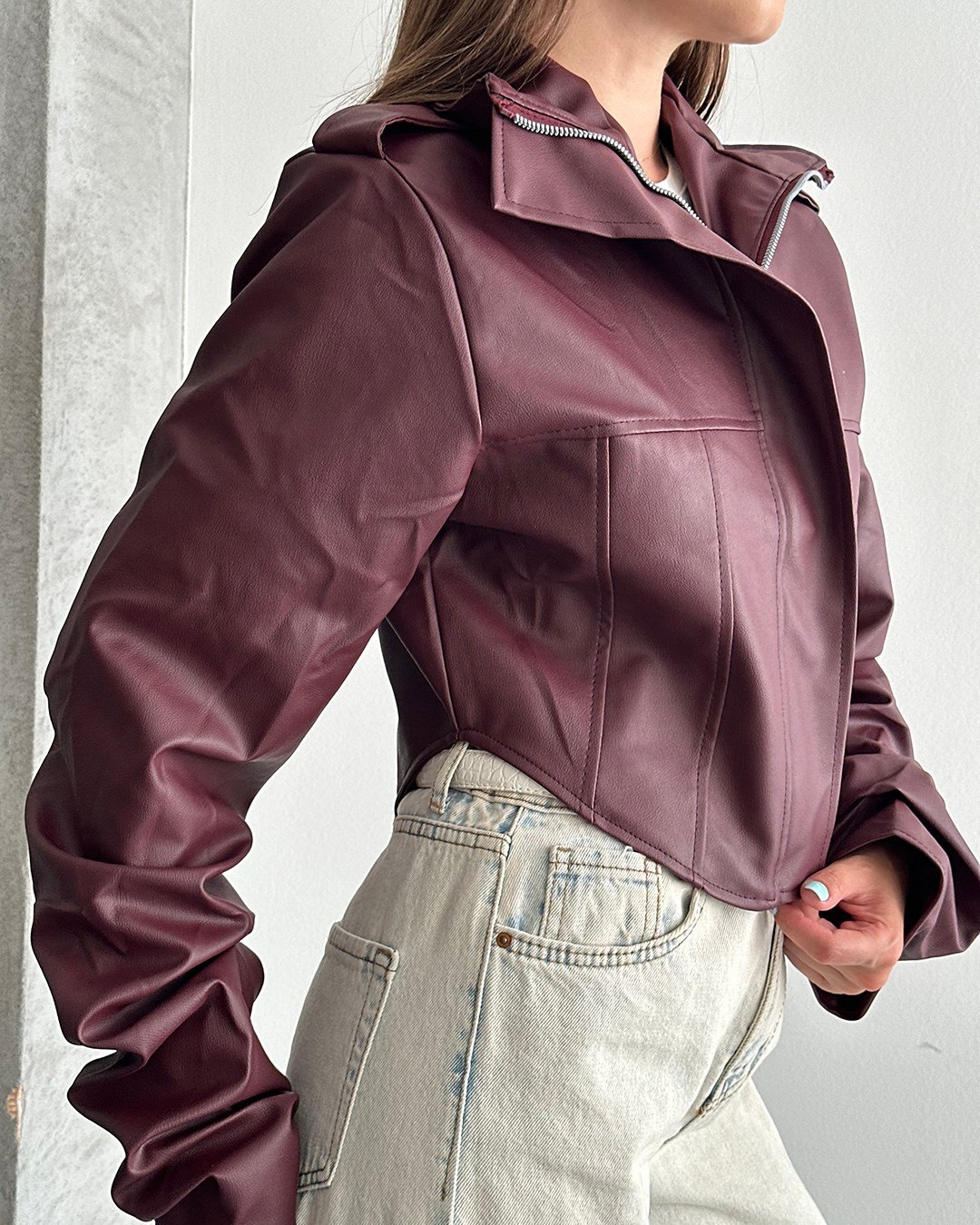 Yandan Kavisli Korse Detaylı Crop Bordo Deri Ceket