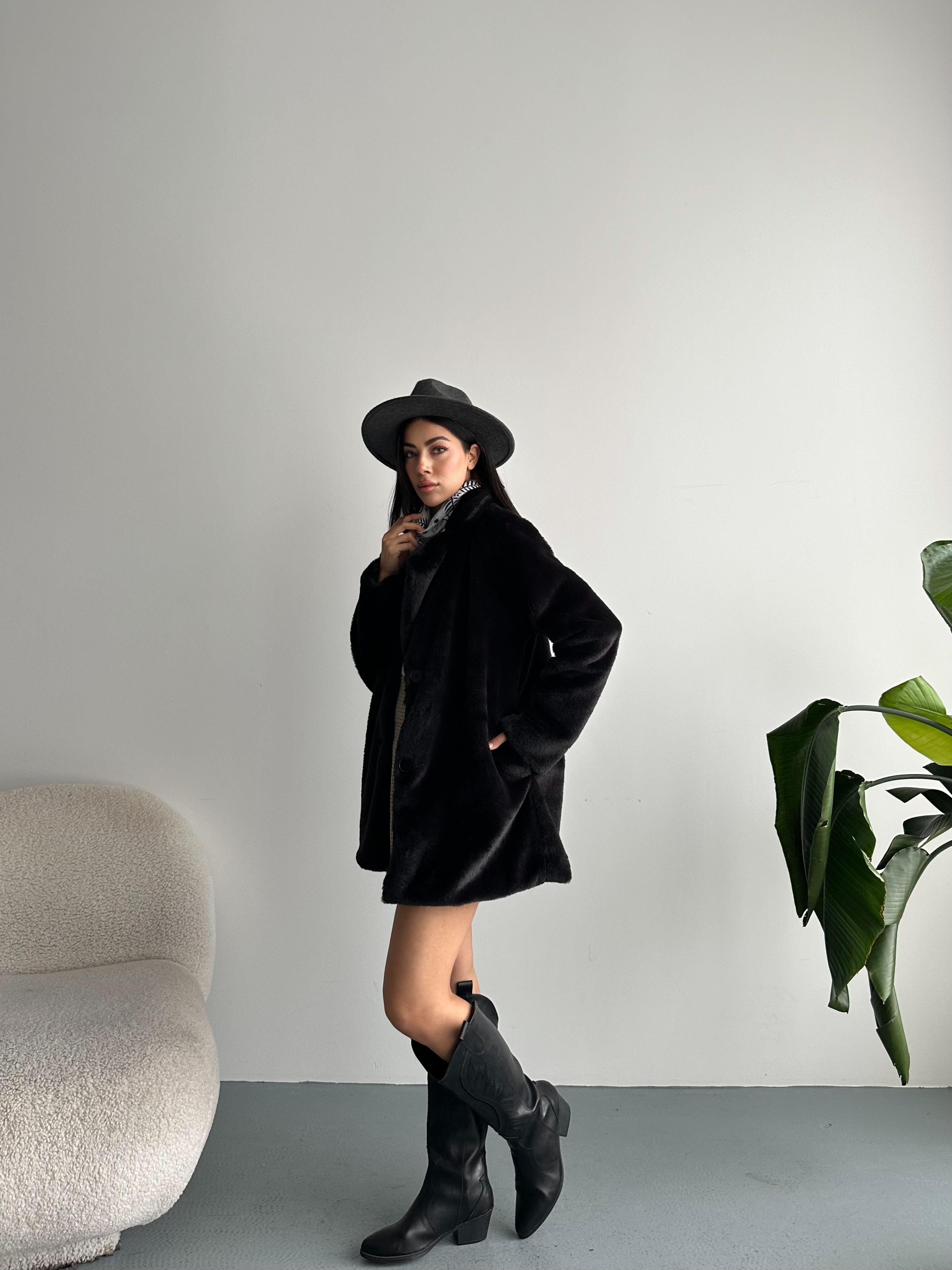 Yumuşak Dokulu Düğmeli Siyah Peluş Kaban