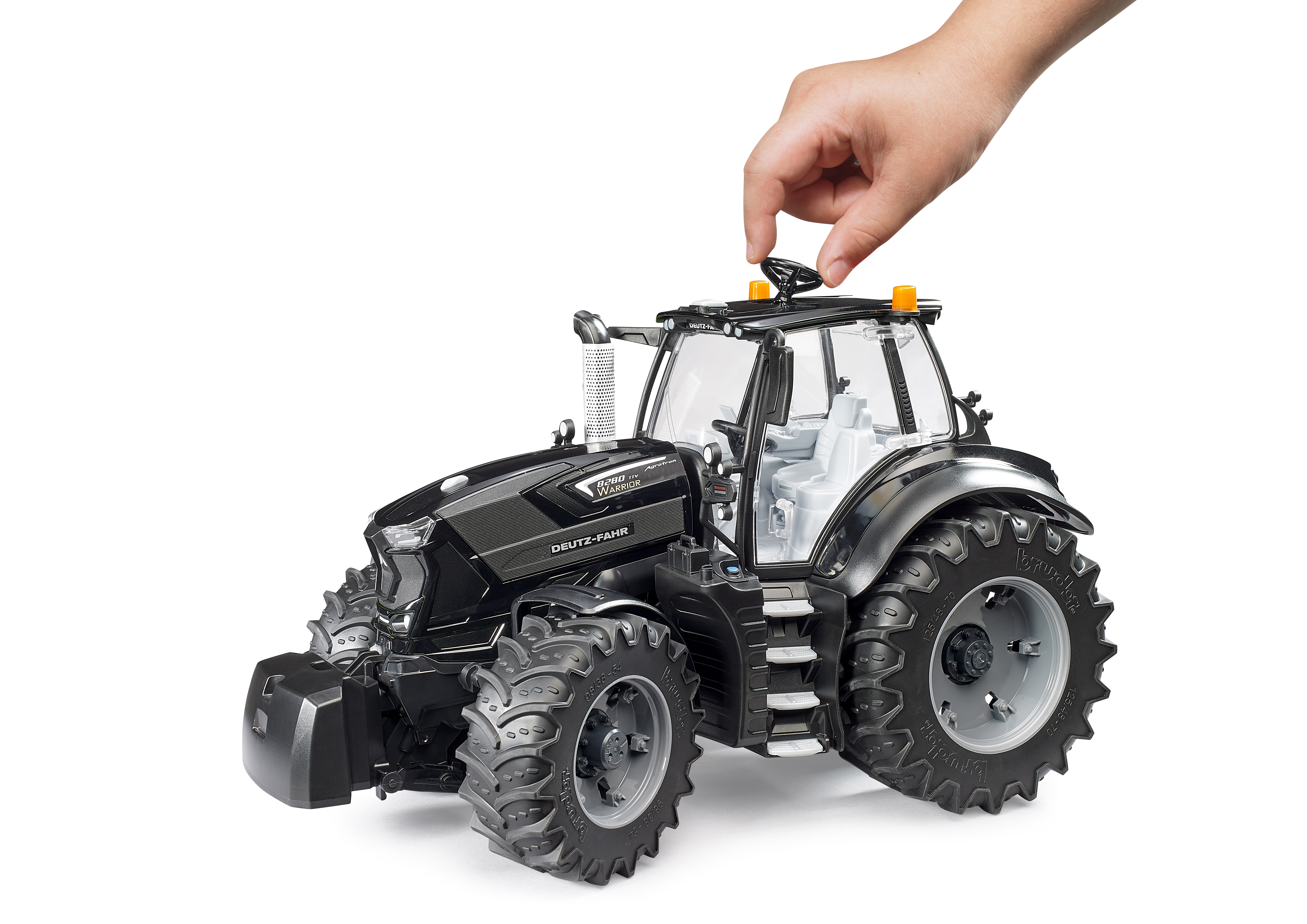 Bruder DEUTZ-FAHR 8280 TTV Warrior