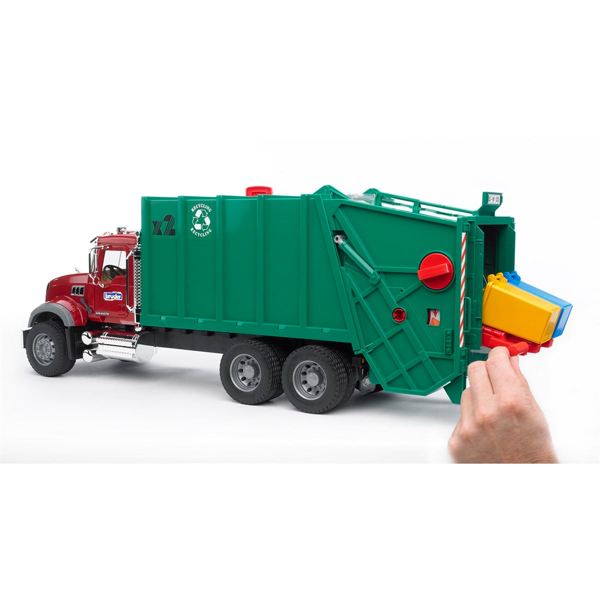 BRUDER Mack Granıte Çöp Kamyonu-BR02812
