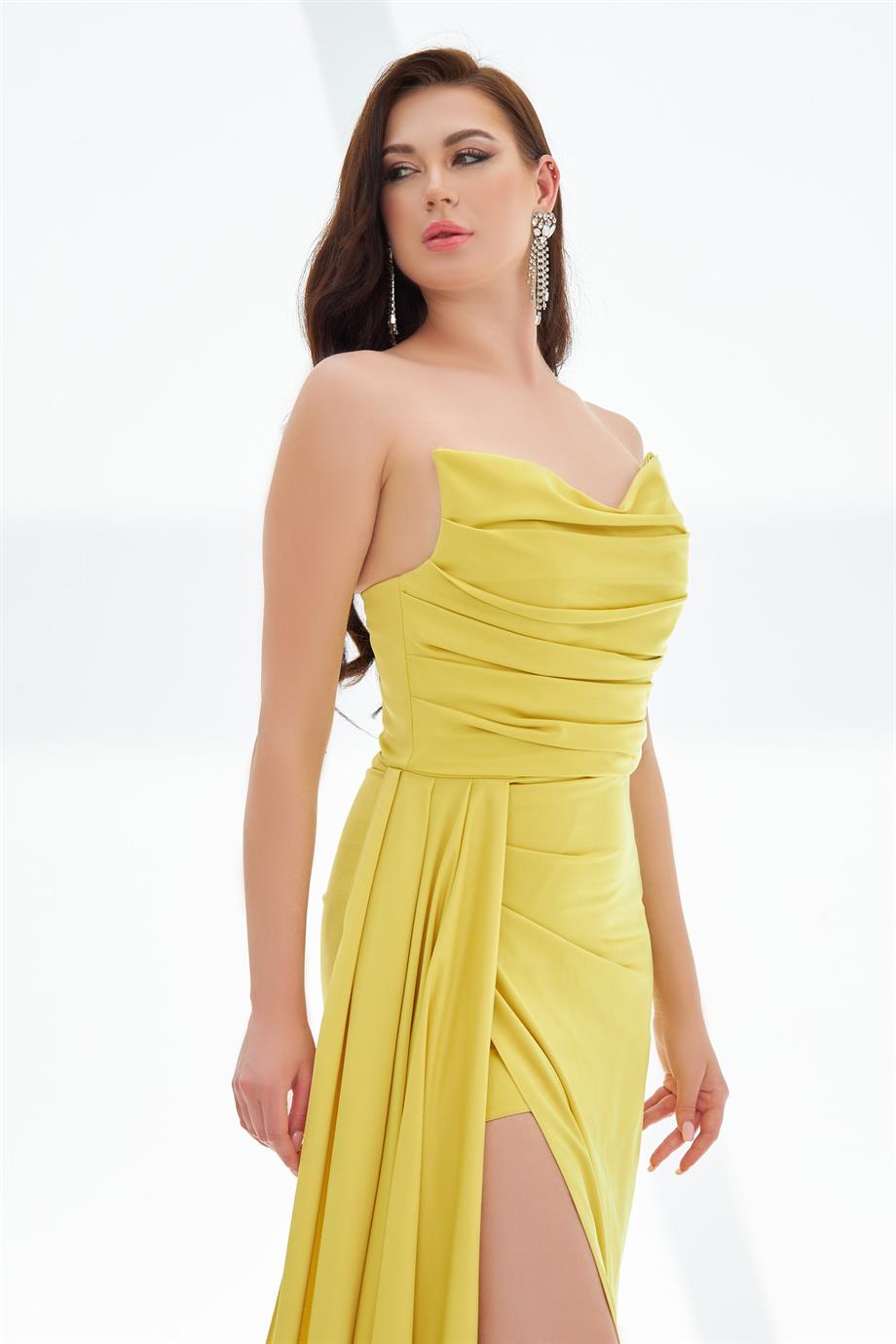 58087-26CARMENCarmen Sarı Yırtmaçlı Saten Abiye Kedi Kulağı Elbise