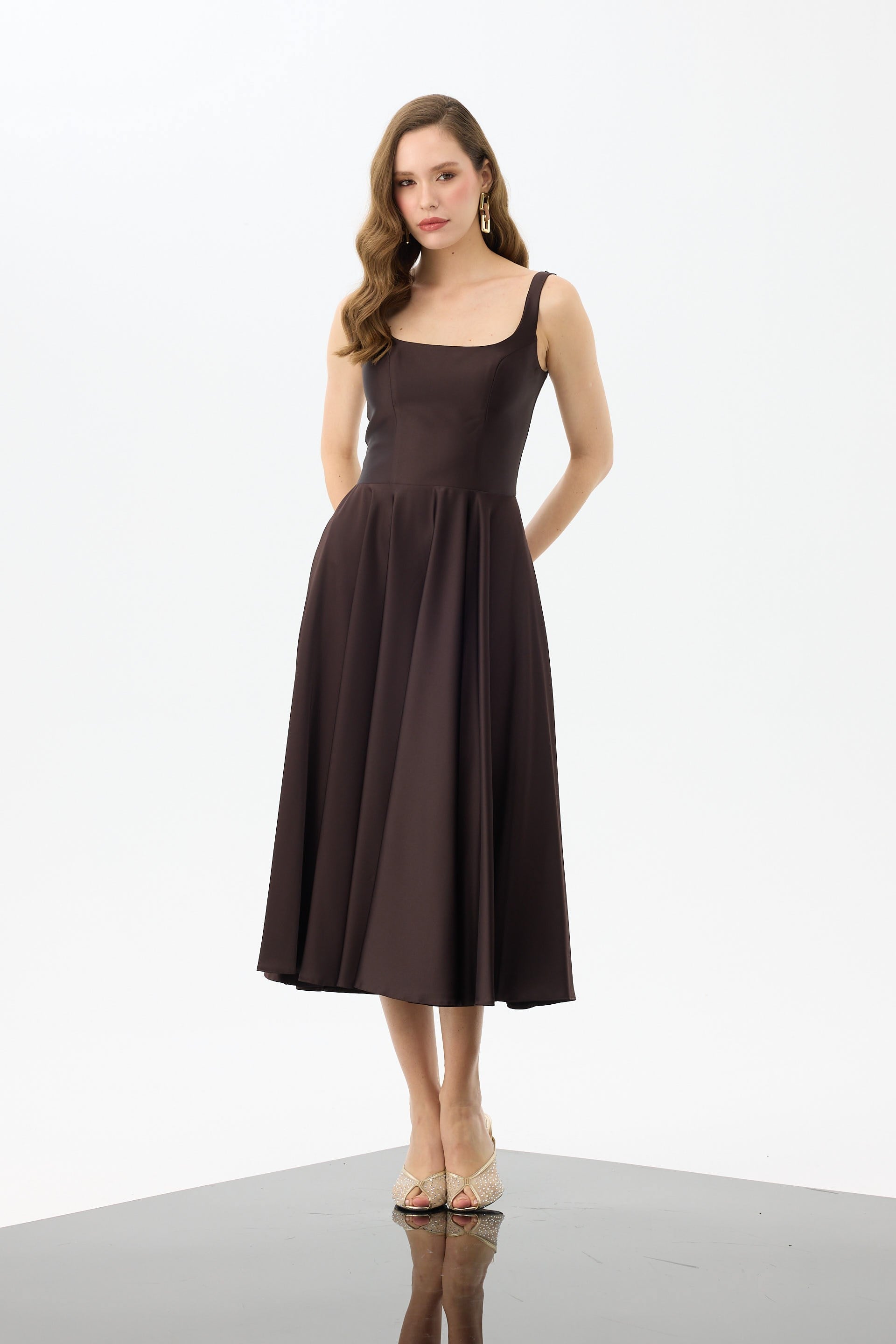 58131-38CARMENCarmen Kahve Sırt Dekolteli Midi Saten Abiye Elbise