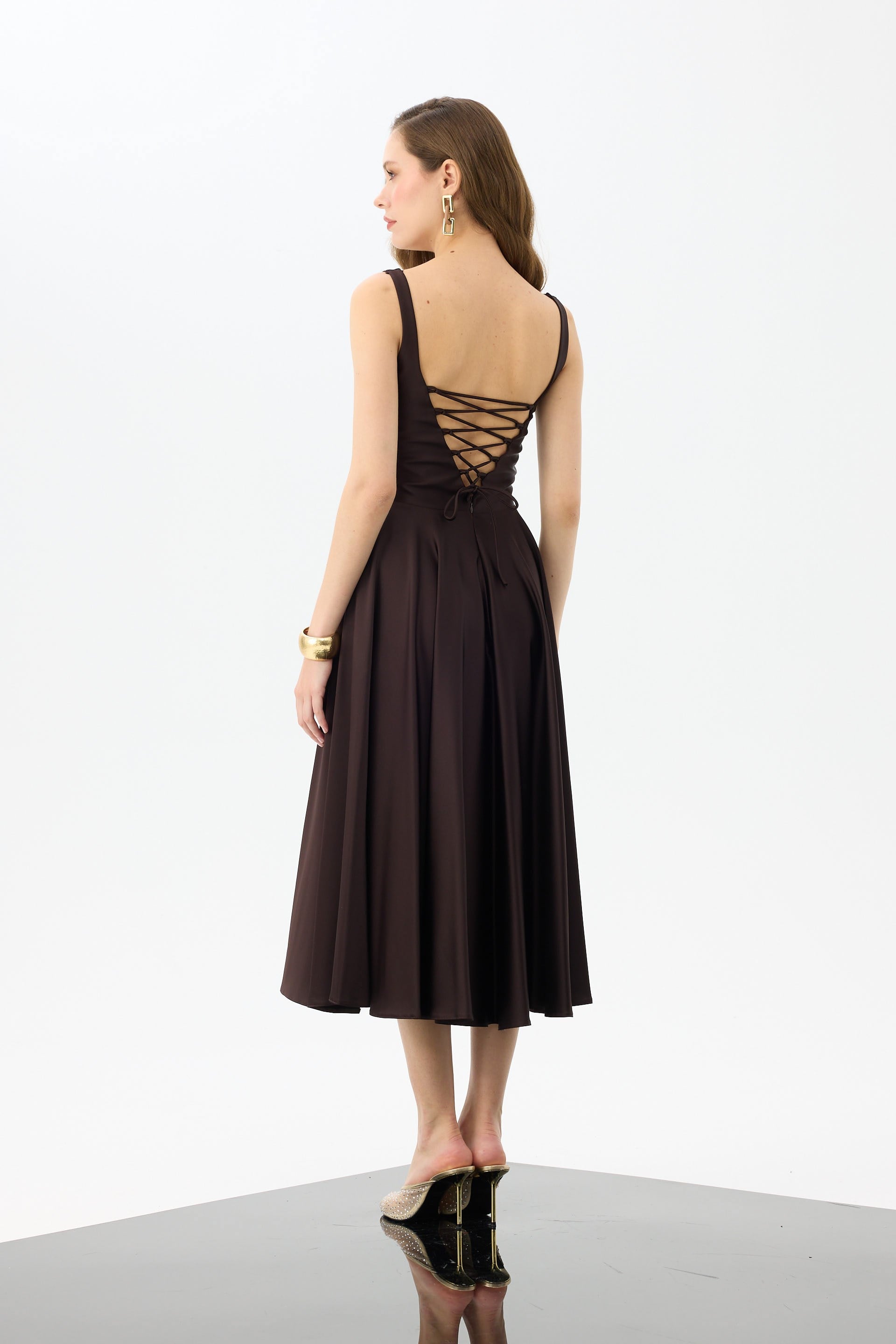 58131-38CARMENCarmen Kahve Sırt Dekolteli Midi Saten Abiye Elbise