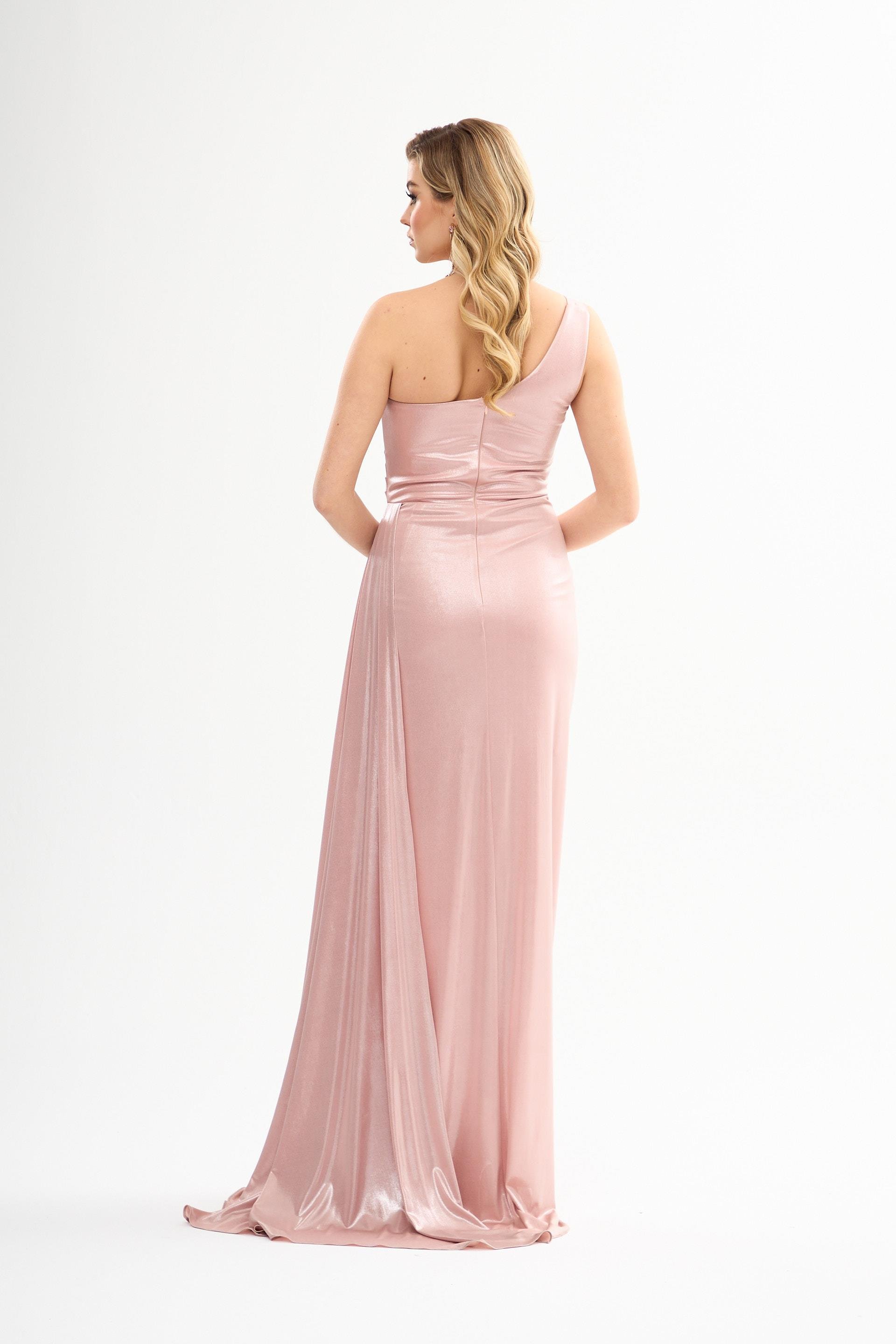 58264-23CARMENCarmen Pudra Tek Kol Yırtmaçlı Parlak Örme Abiye Elbise