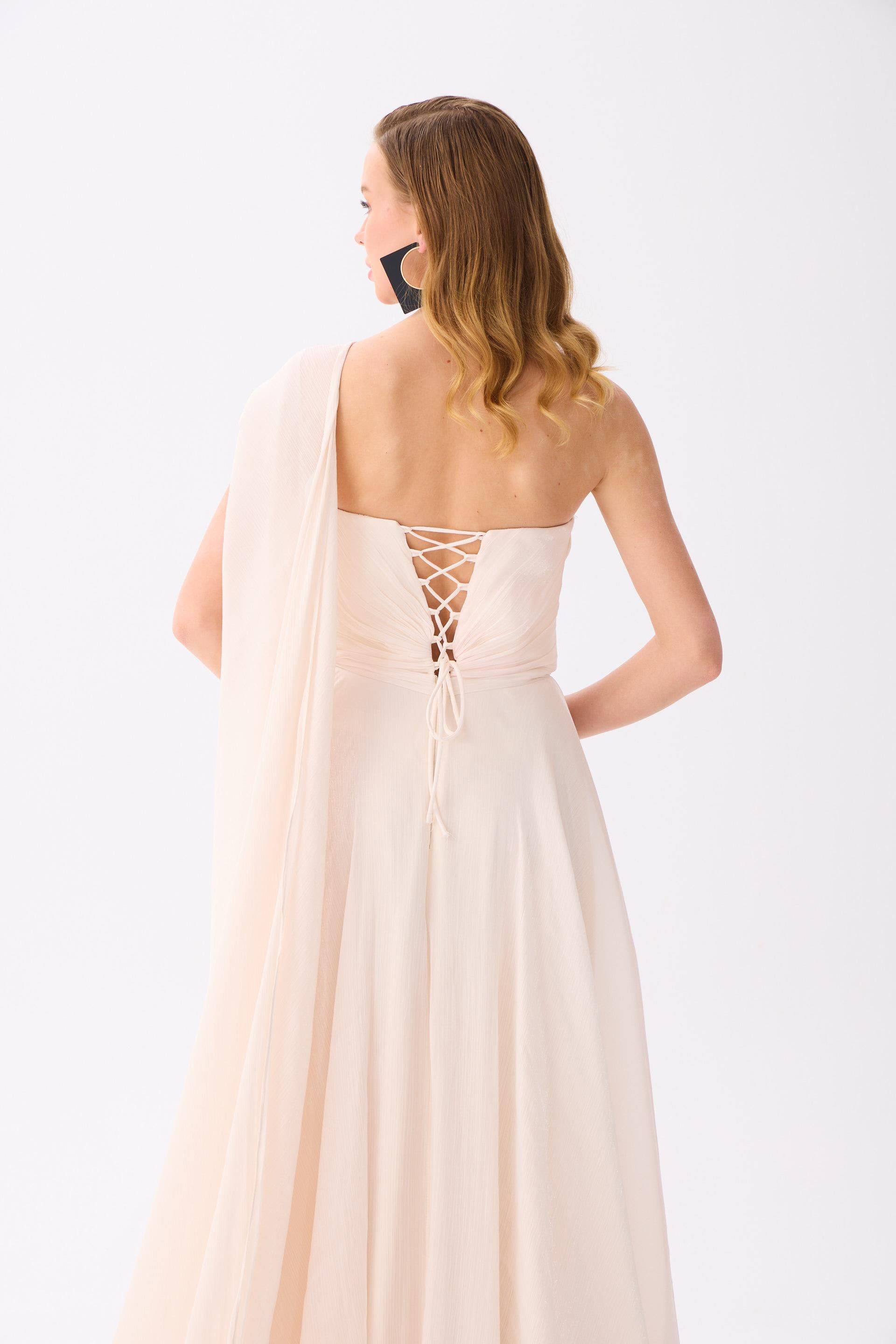 58489-9CARMENCarmen Gold Tek Kol Kuyruklu Saten Abiye Elbise