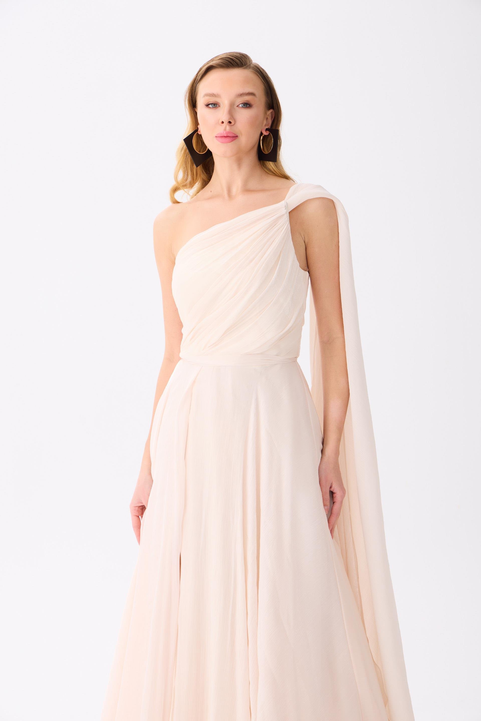 58489-9CARMENCarmen Gold Tek Kol Kuyruklu Saten Abiye Elbise