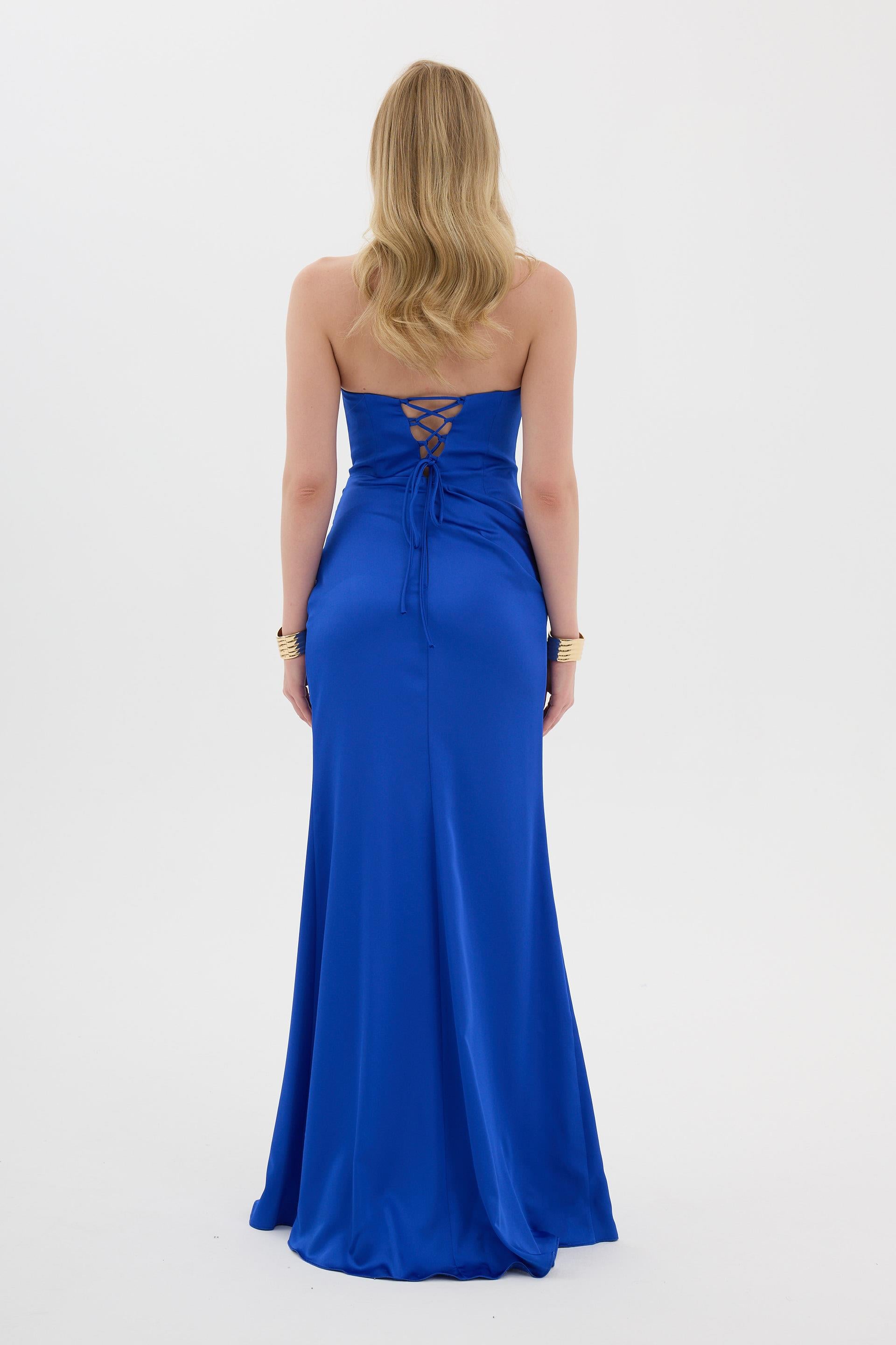 58518-25CARMENCarmen Saks Yırtmaçlı Straplez Saten Abiye Elbise