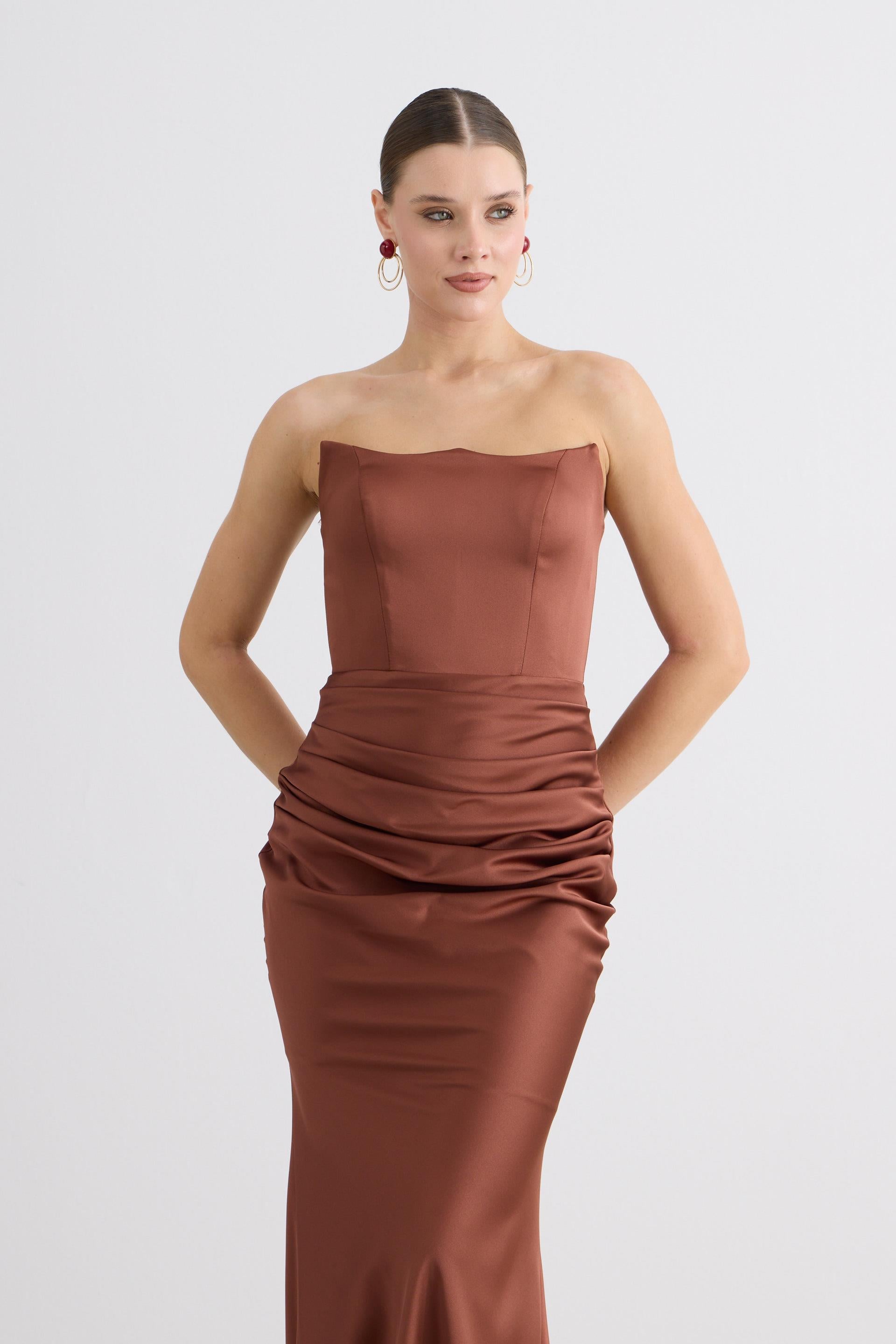 58565-38CARMENCarmen Kahve Straplez Uzun Saten Abiye Elbise