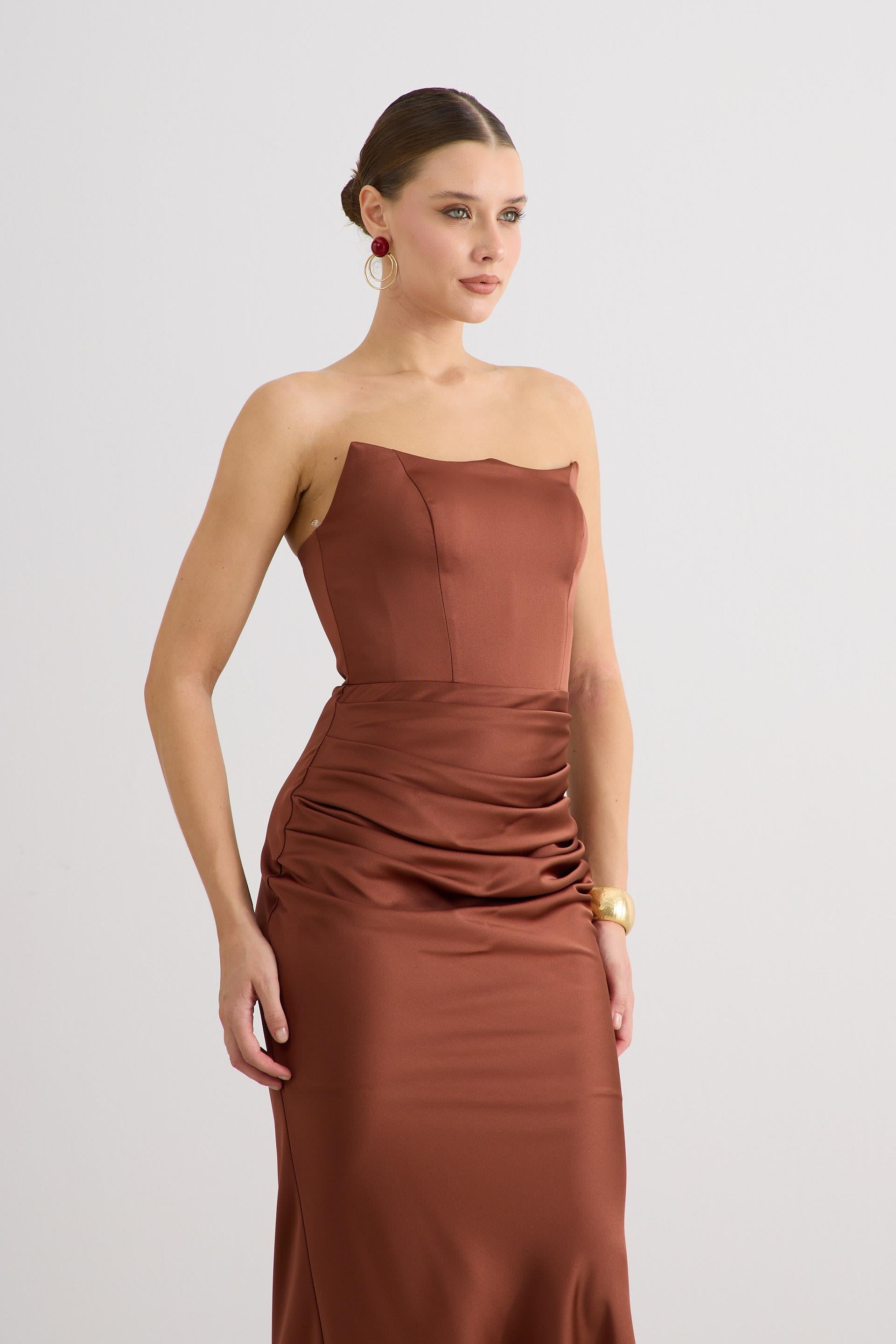 58565-38CARMENCarmen Kahve Straplez Uzun Saten Abiye Elbise