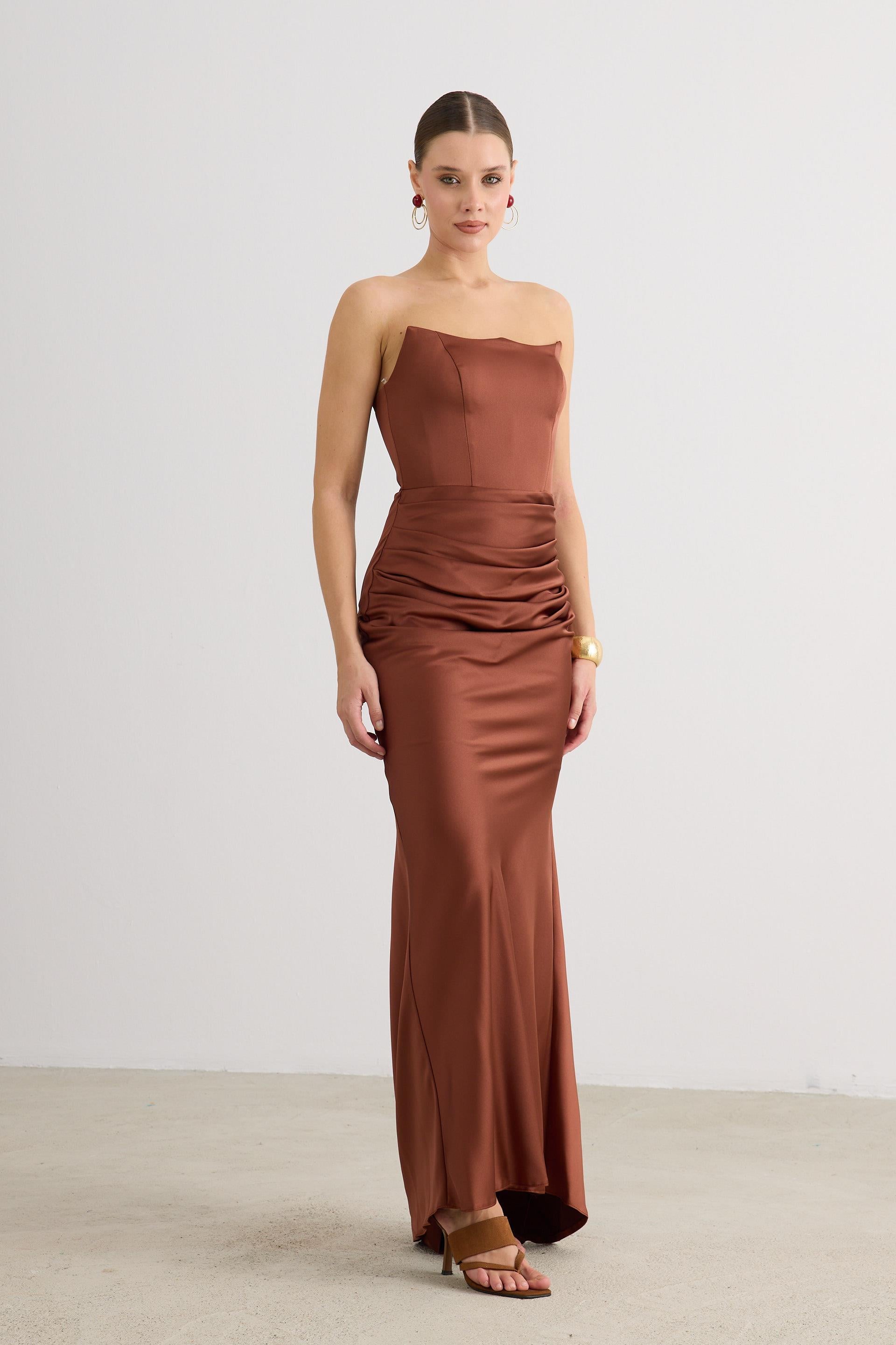 58565-38CARMENCarmen Kahve Straplez Uzun Saten Abiye Elbise