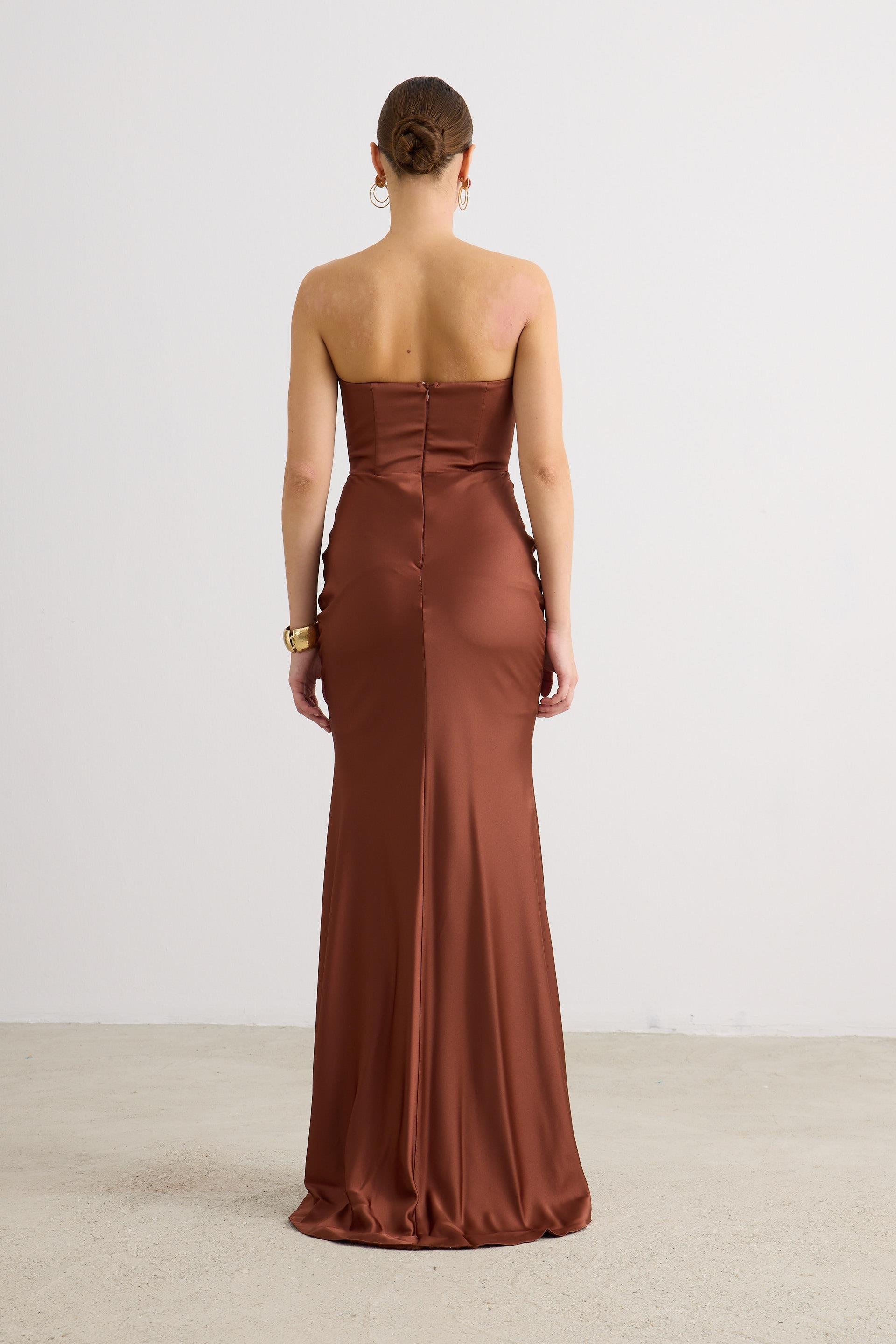 58565-38CARMENCarmen Kahve Straplez Uzun Saten Abiye Elbise