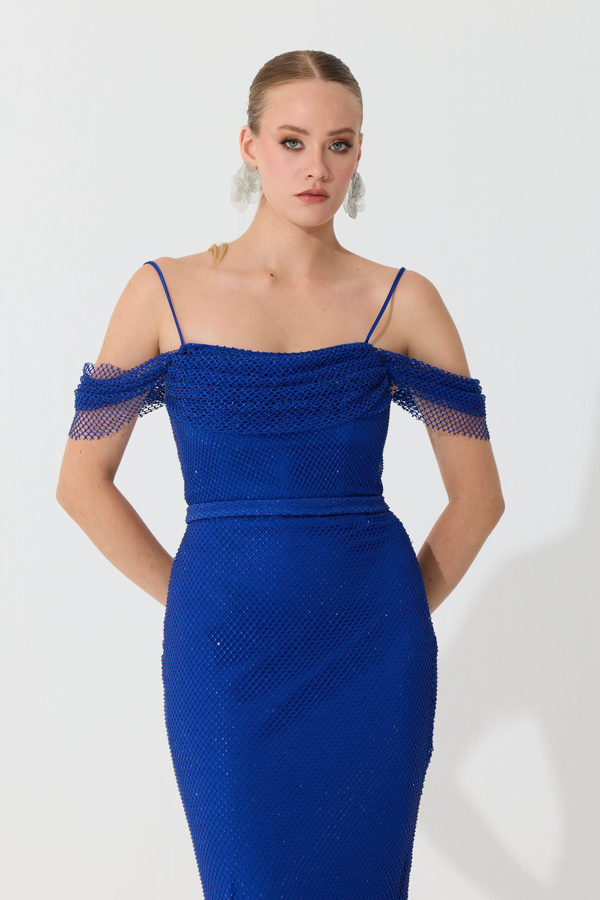 58573-25CARMENCarmen Saks Düşük Kol Taş Fileli Abiye Elbise