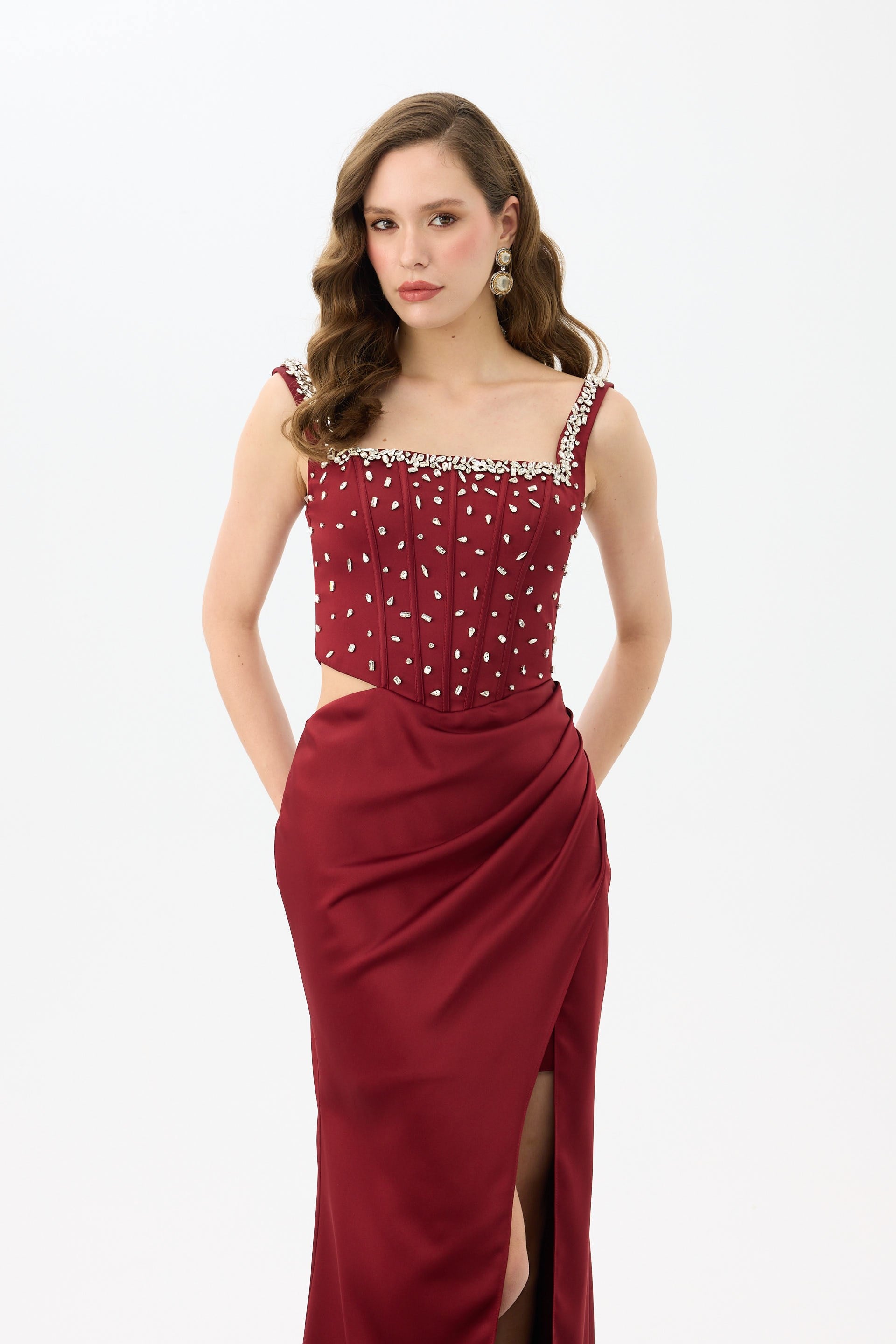 58592-3CARMENCarmen Bordo İşlemeli Yırtmaçlı Saten Abiye Elbise