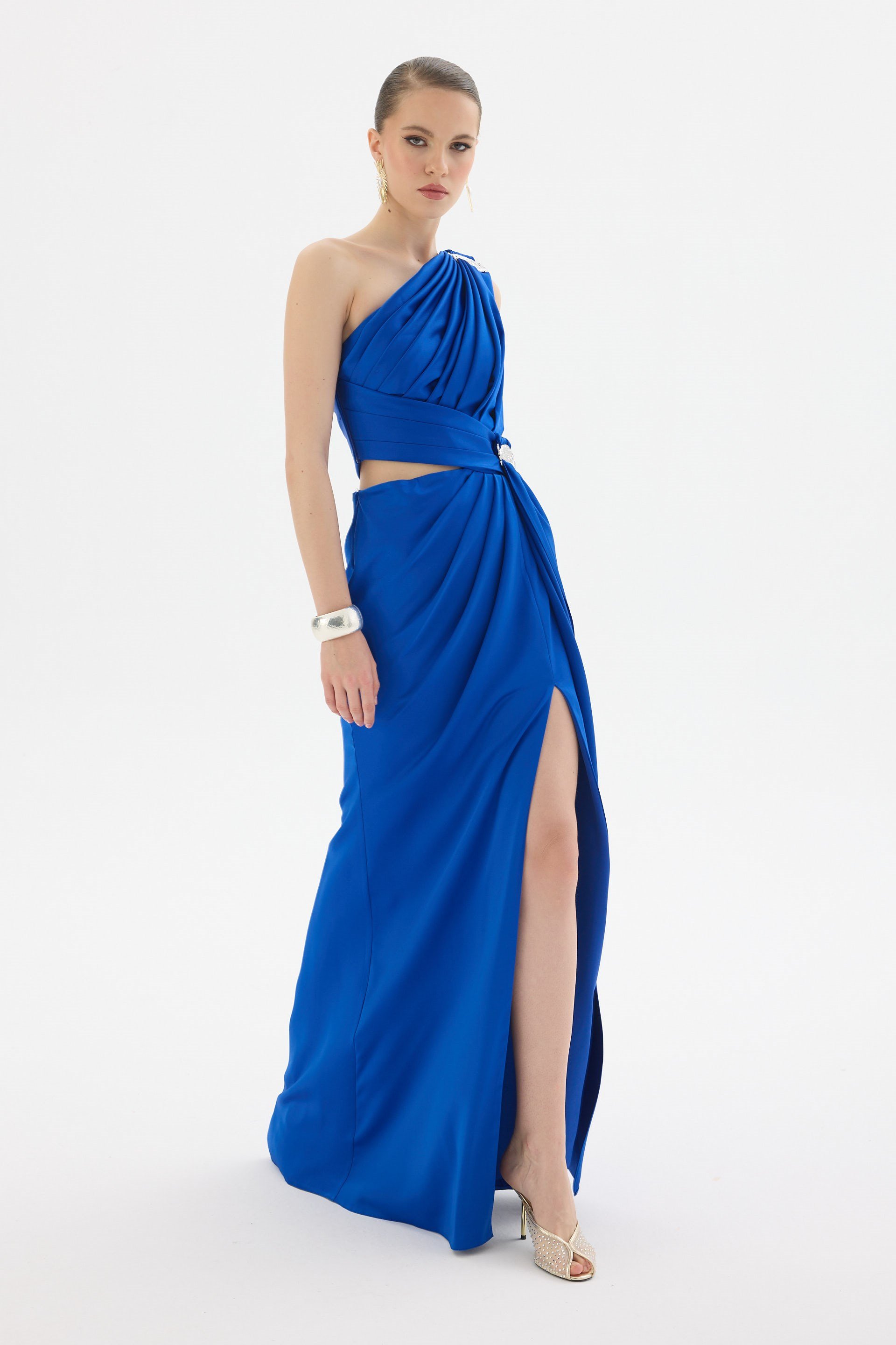 58665-25CARMENCarmen Saks Tek Kol Aksesuarlı Saten Abiye Elbise