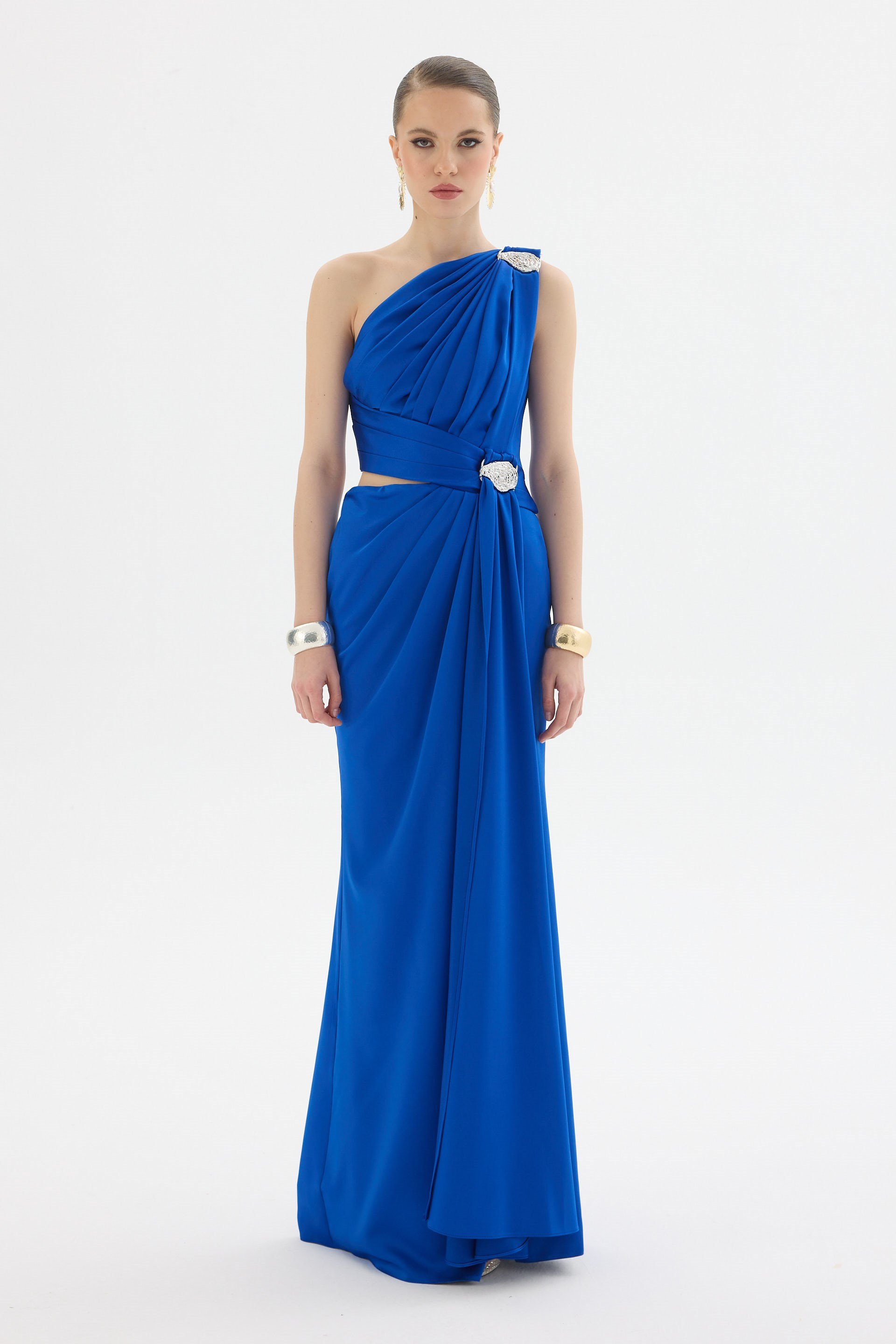 58665-25CARMENCarmen Saks Tek Kol Aksesuarlı Saten Abiye Elbise