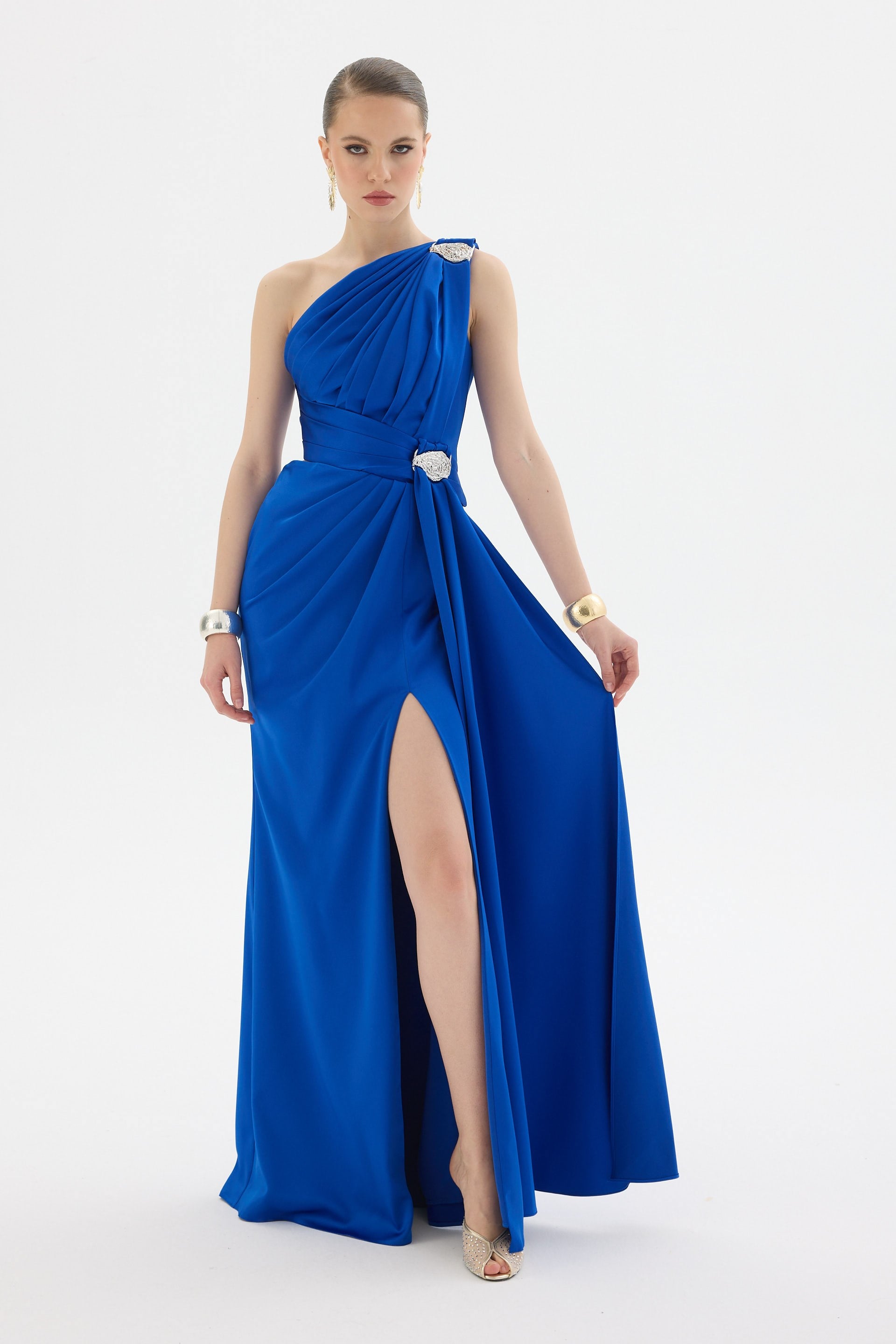 58665-25CARMENCarmen Saks Tek Kol Aksesuarlı Saten Abiye Elbise