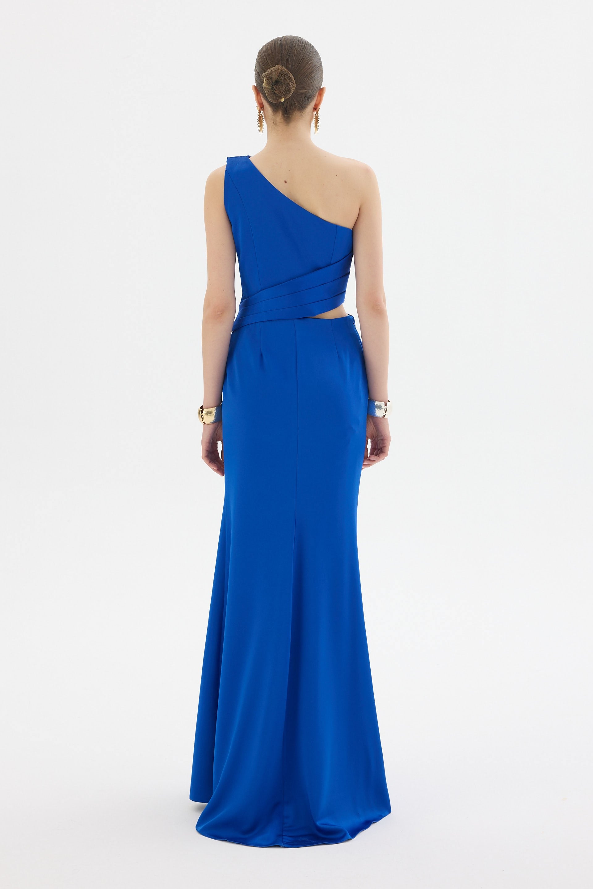 58665-25CARMENCarmen Saks Tek Kol Aksesuarlı Saten Abiye Elbise
