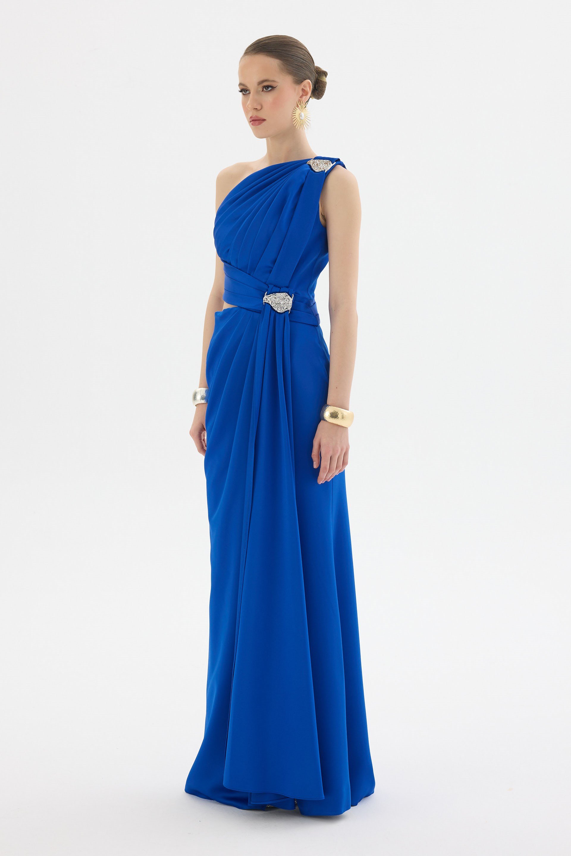 58665-25CARMENCarmen Saks Tek Kol Aksesuarlı Saten Abiye Elbise