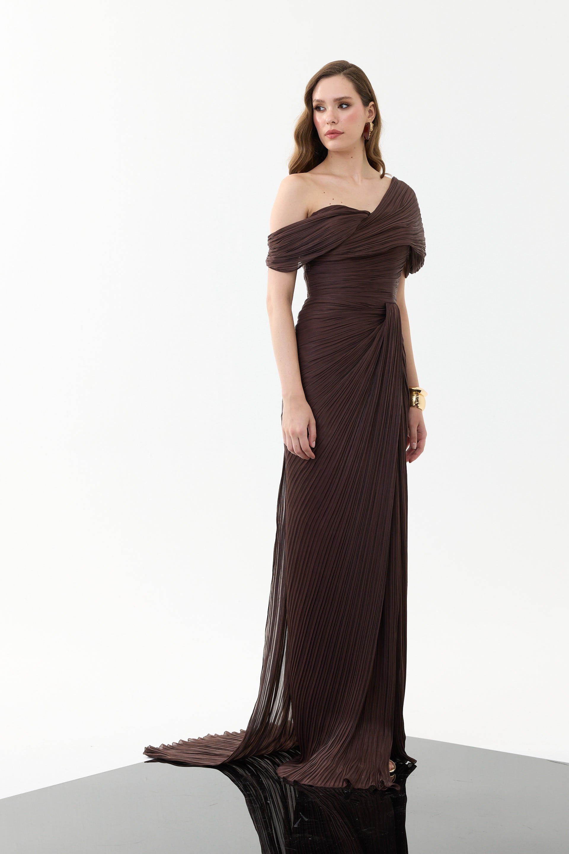 58698-38CARMENCarmen Kahve Tek Kol Pliseli Organze Abiye Elbise