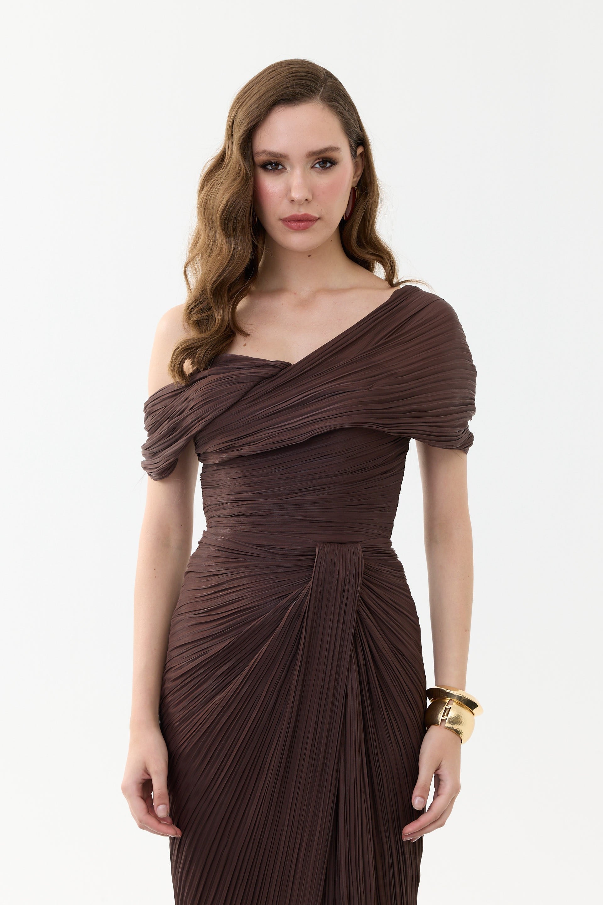 58698-38CARMENCarmen Kahve Tek Kol Pliseli Organze Abiye Elbise