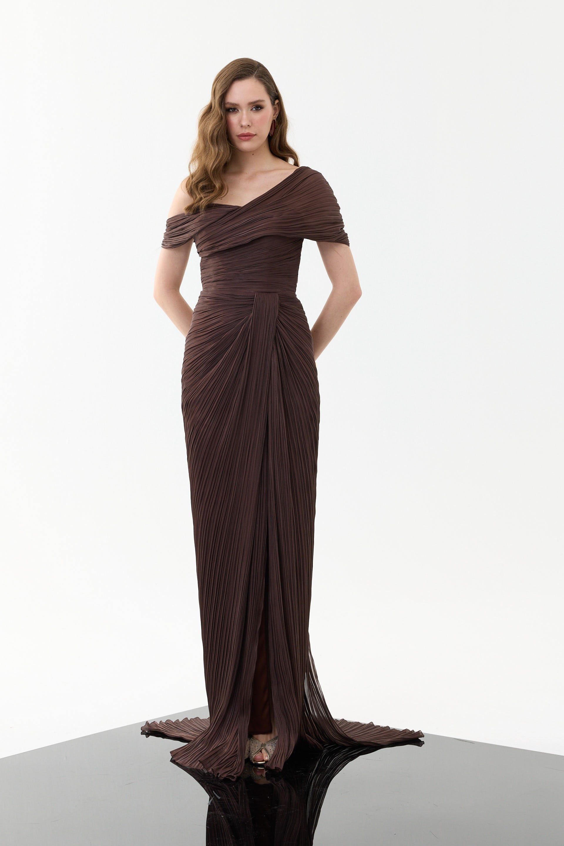 58698-38CARMENCarmen Kahve Tek Kol Pliseli Organze Abiye Elbise