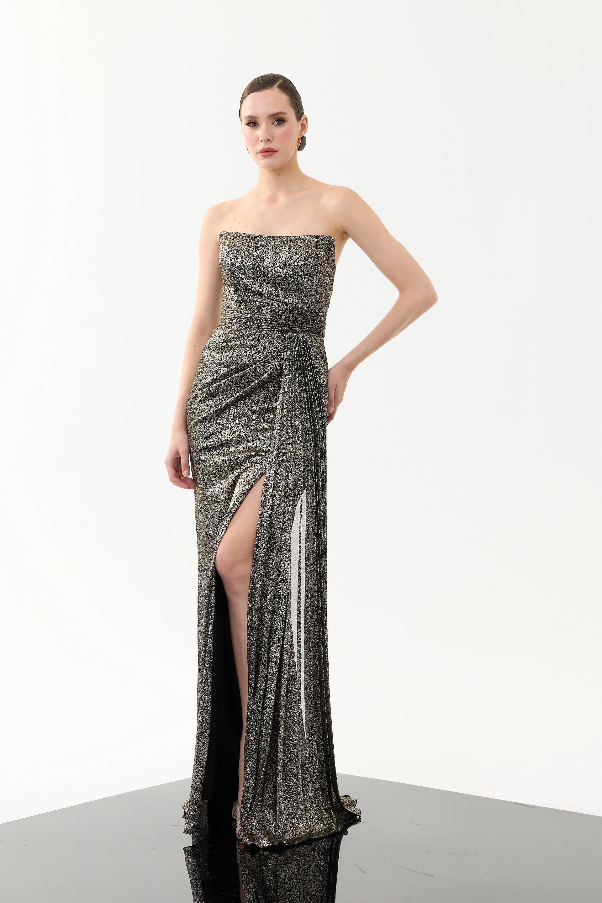 58719-208CARMENCarmen Siyah Gold Straplez Yırtmaçlı Simli Abiye Elbise
