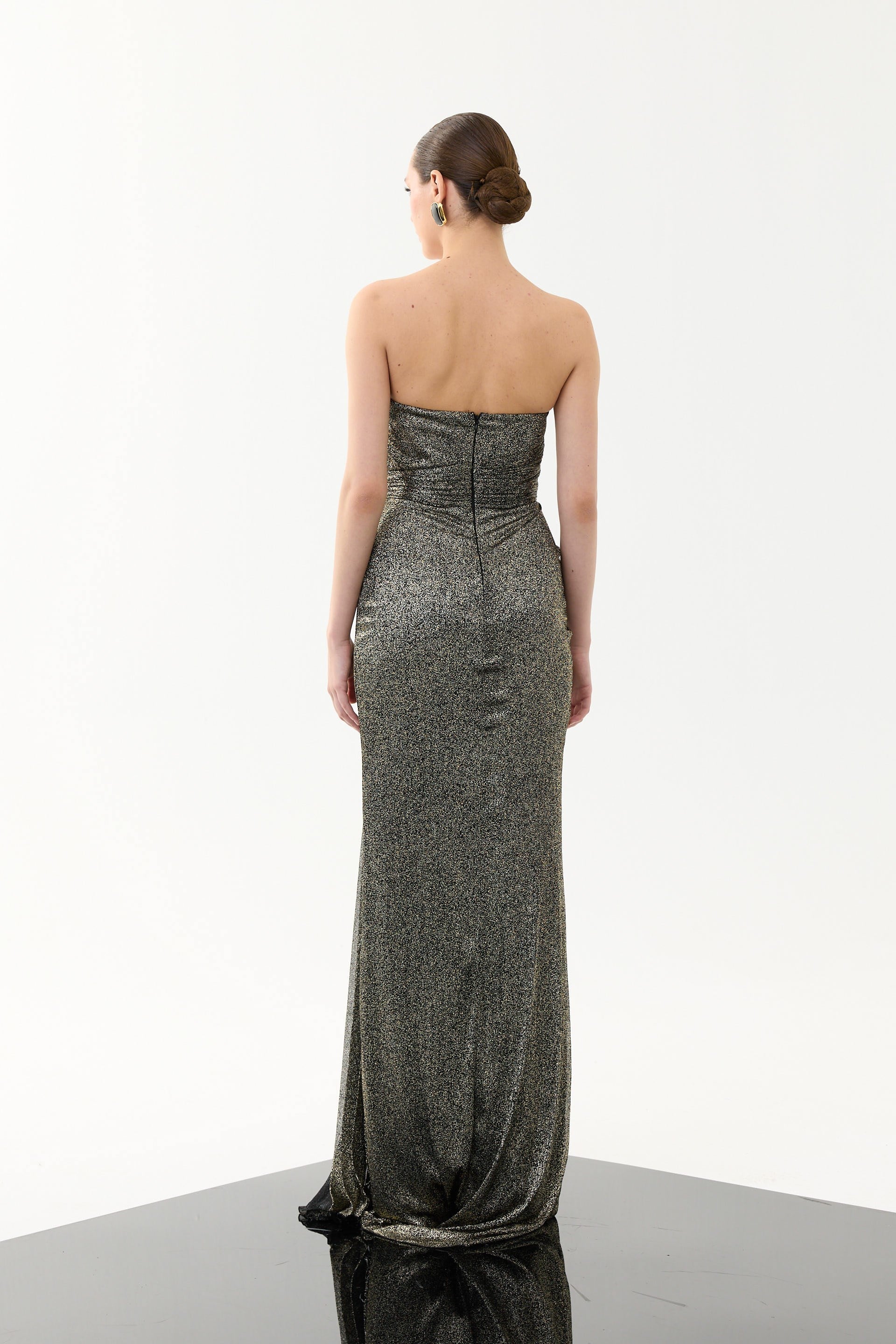 58719-208CARMENCarmen Siyah Gold Straplez Yırtmaçlı Simli Abiye Elbise