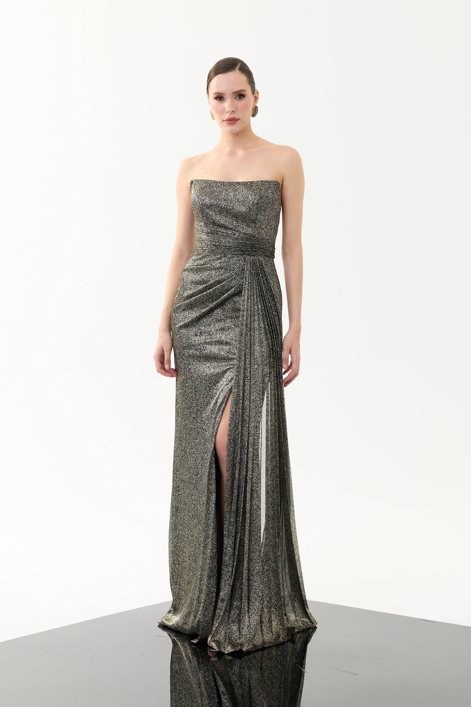 58719-208CARMENCarmen Siyah Gold Straplez Yırtmaçlı Simli Abiye Elbise