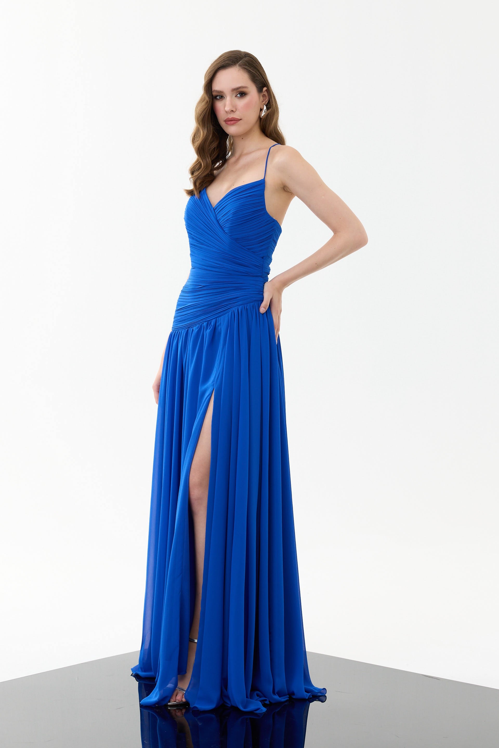 58738-25CARMENCarmen Saks Yırtmaçlı Sırt Dekolteli Şifon Abiye Elbise