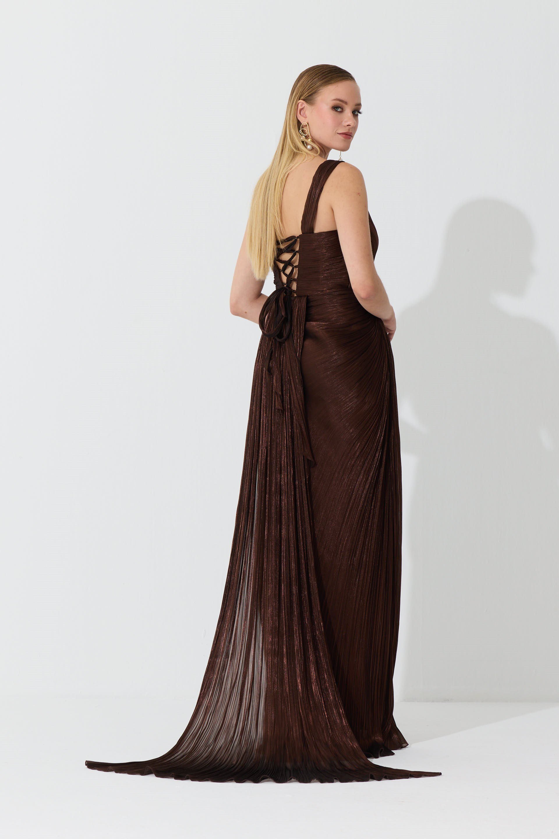 58739-38CARMENCarmen Kahve Tek Kol Yırtmaçlı Organze Abiye Elbise