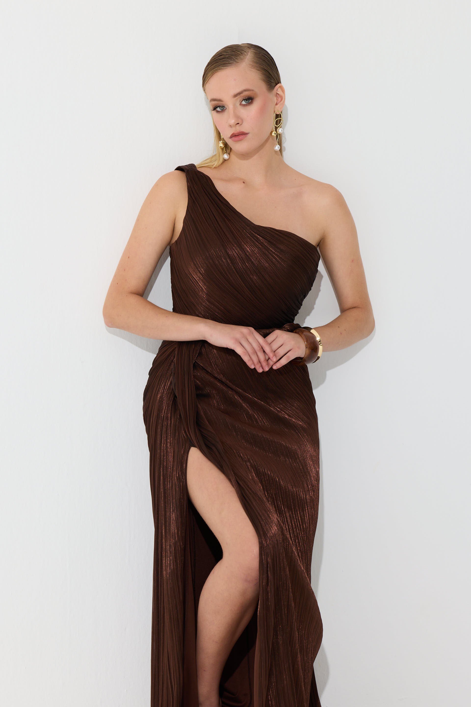58739-38CARMENCarmen Kahve Tek Kol Yırtmaçlı Organze Abiye Elbise