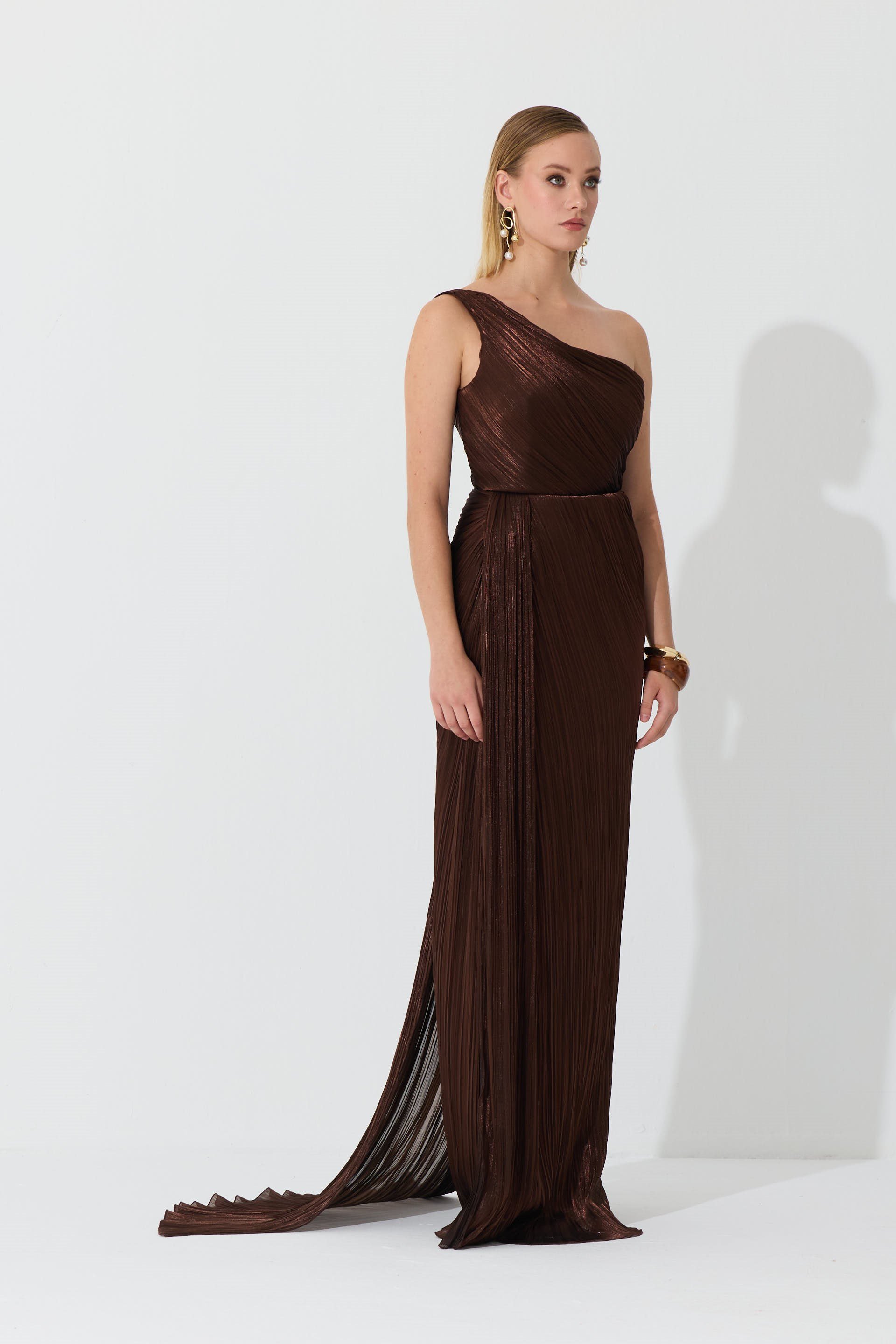 58739-38CARMENCarmen Kahve Tek Kol Yırtmaçlı Organze Abiye Elbise