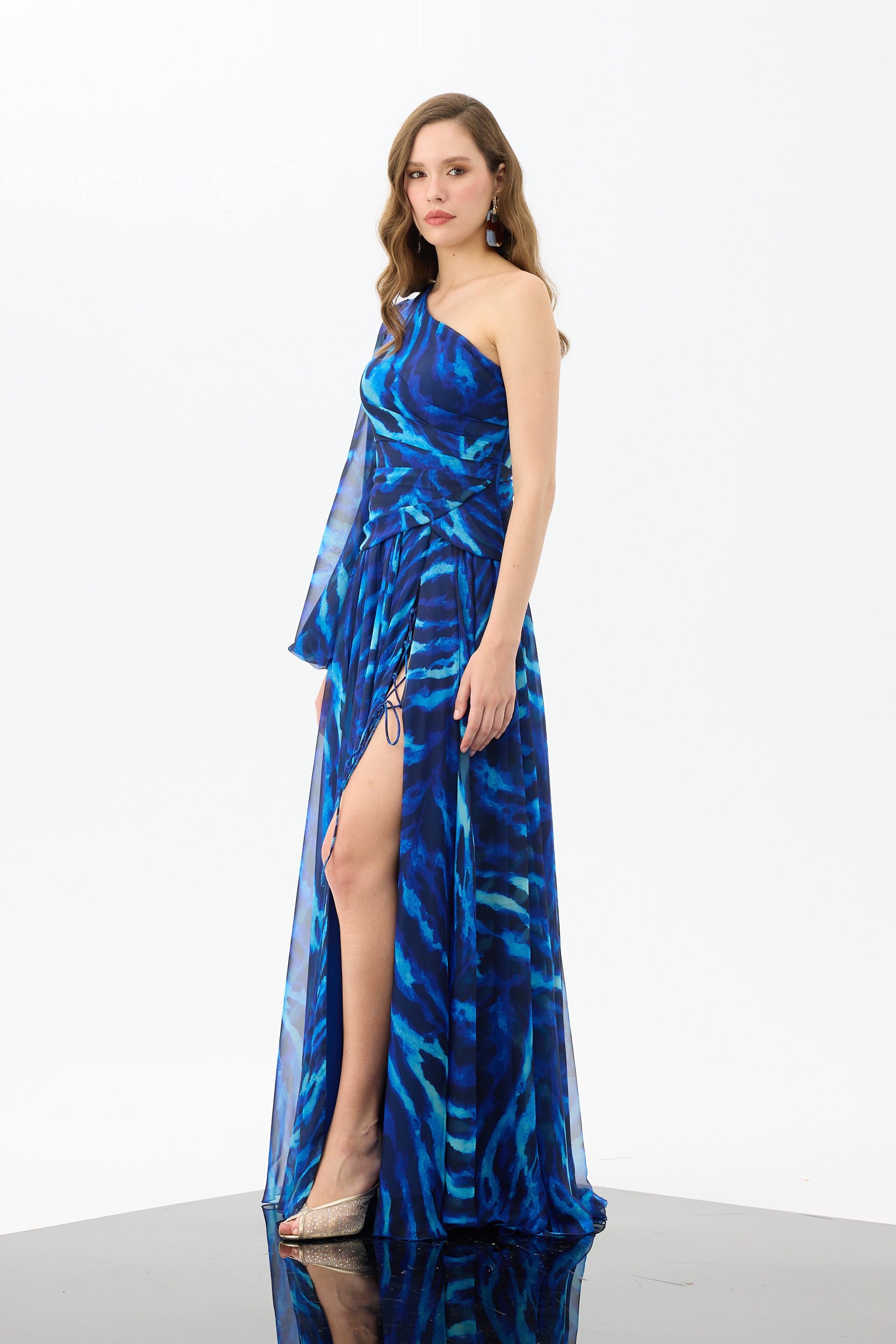 58747-25CARMENCarmen Saks Tek Kol Yırtmaçlı Leopar Desenli Abiye Elbise