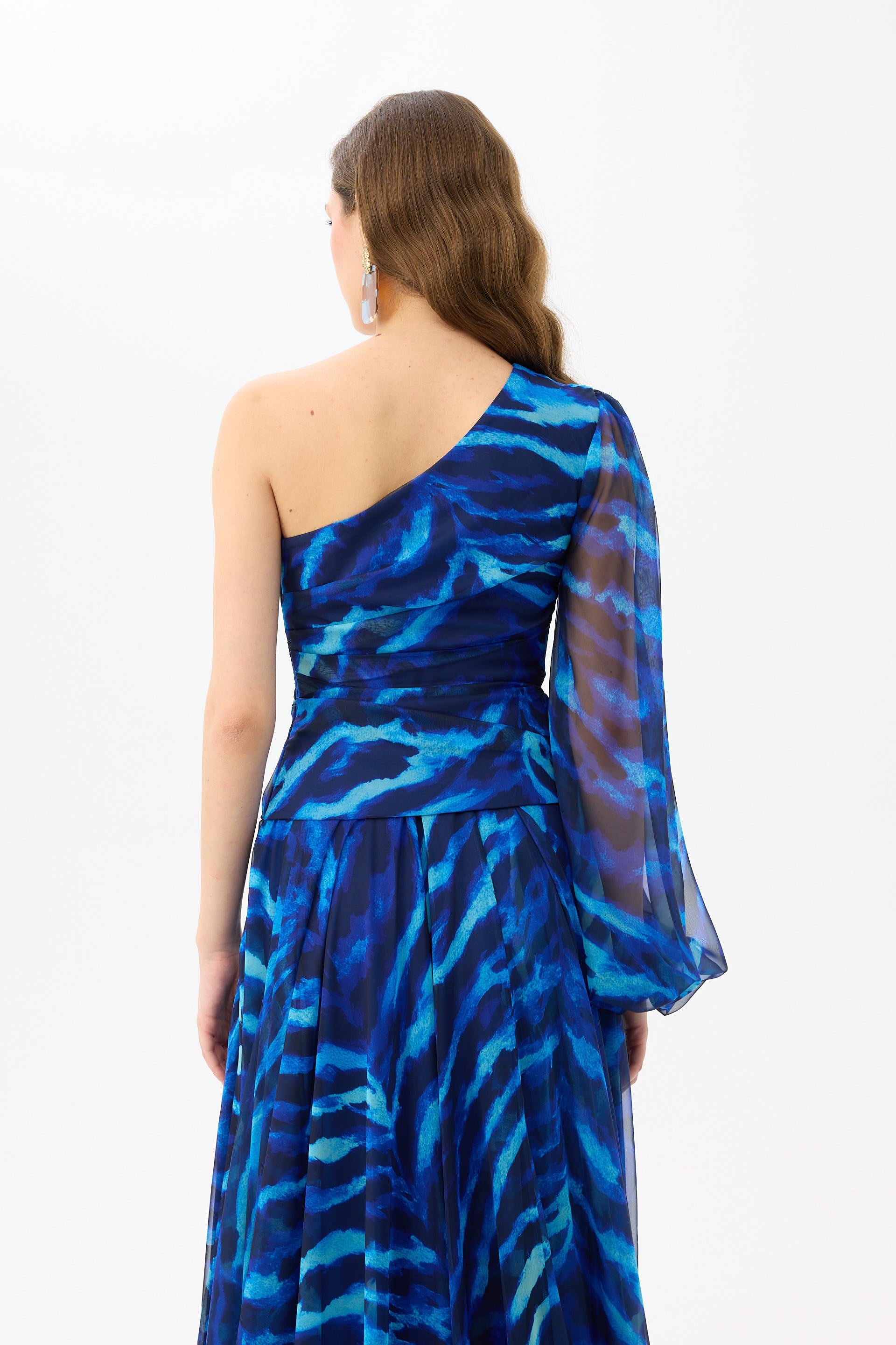 58747-25CARMENCarmen Saks Tek Kol Yırtmaçlı Leopar Desenli Abiye Elbise