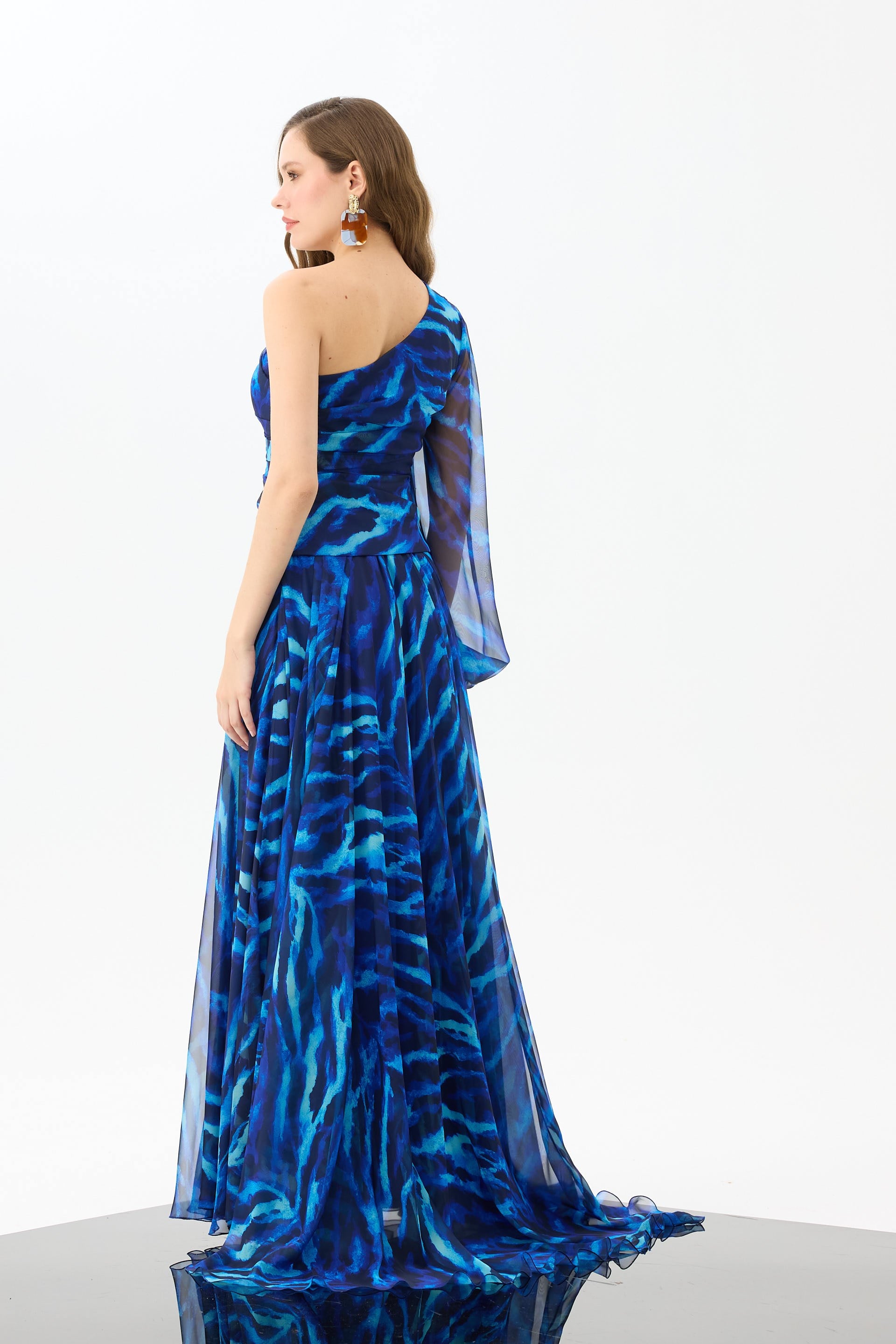 58747-25CARMENCarmen Saks Tek Kol Yırtmaçlı Leopar Desenli Abiye Elbise