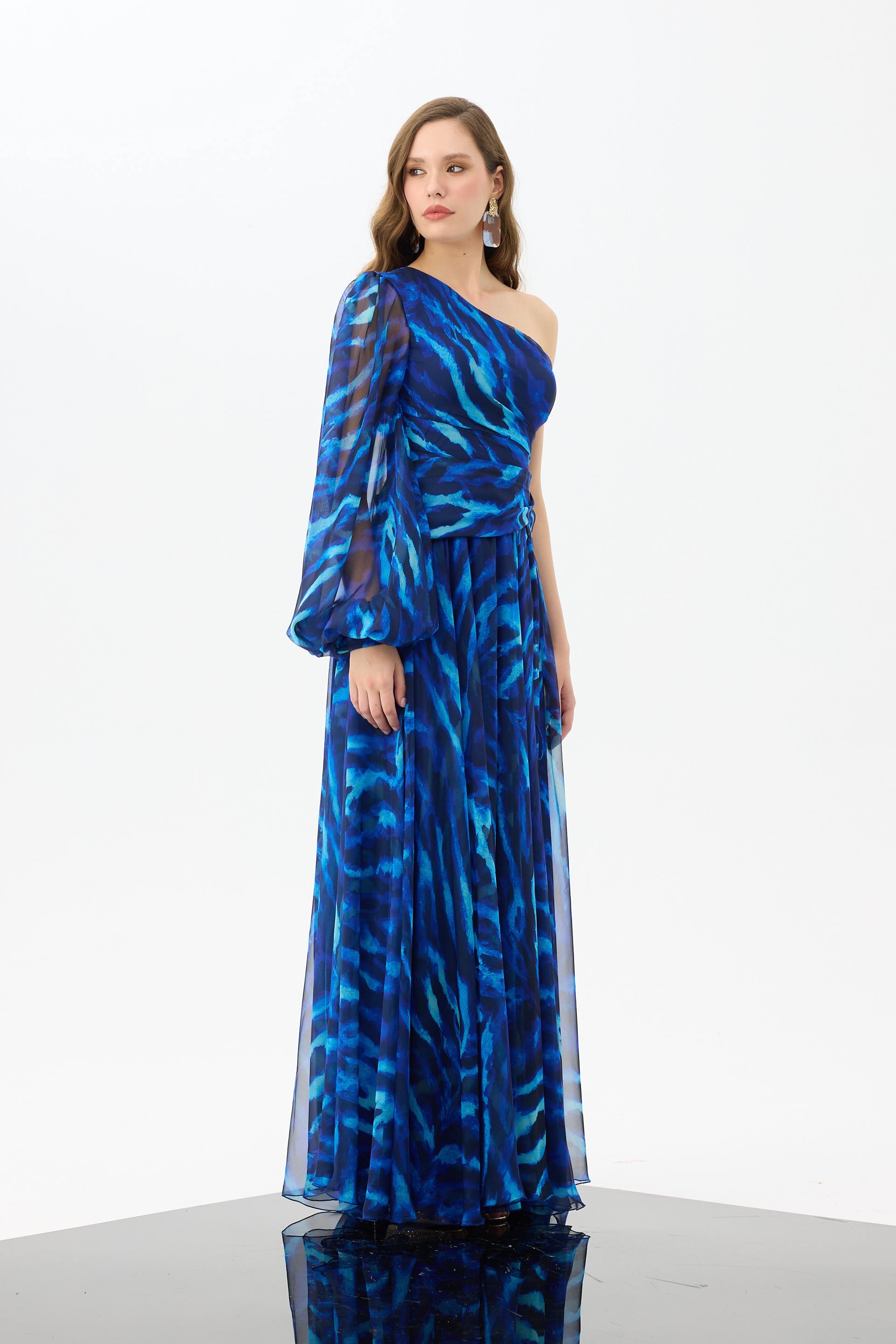 58747-25CARMENCarmen Saks Tek Kol Yırtmaçlı Leopar Desenli Abiye Elbise