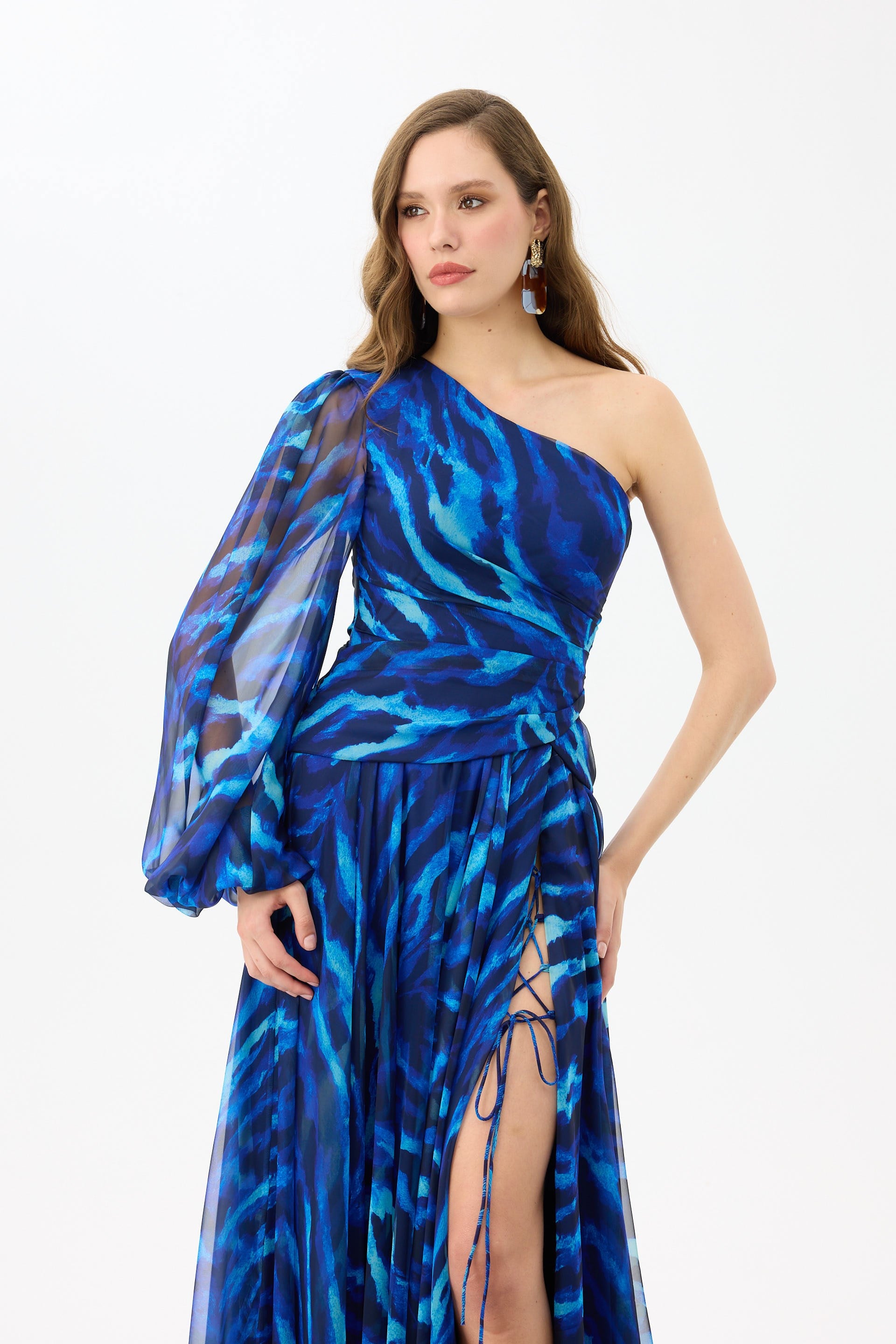 58747-25CARMENCarmen Saks Tek Kol Yırtmaçlı Leopar Desenli Abiye Elbise