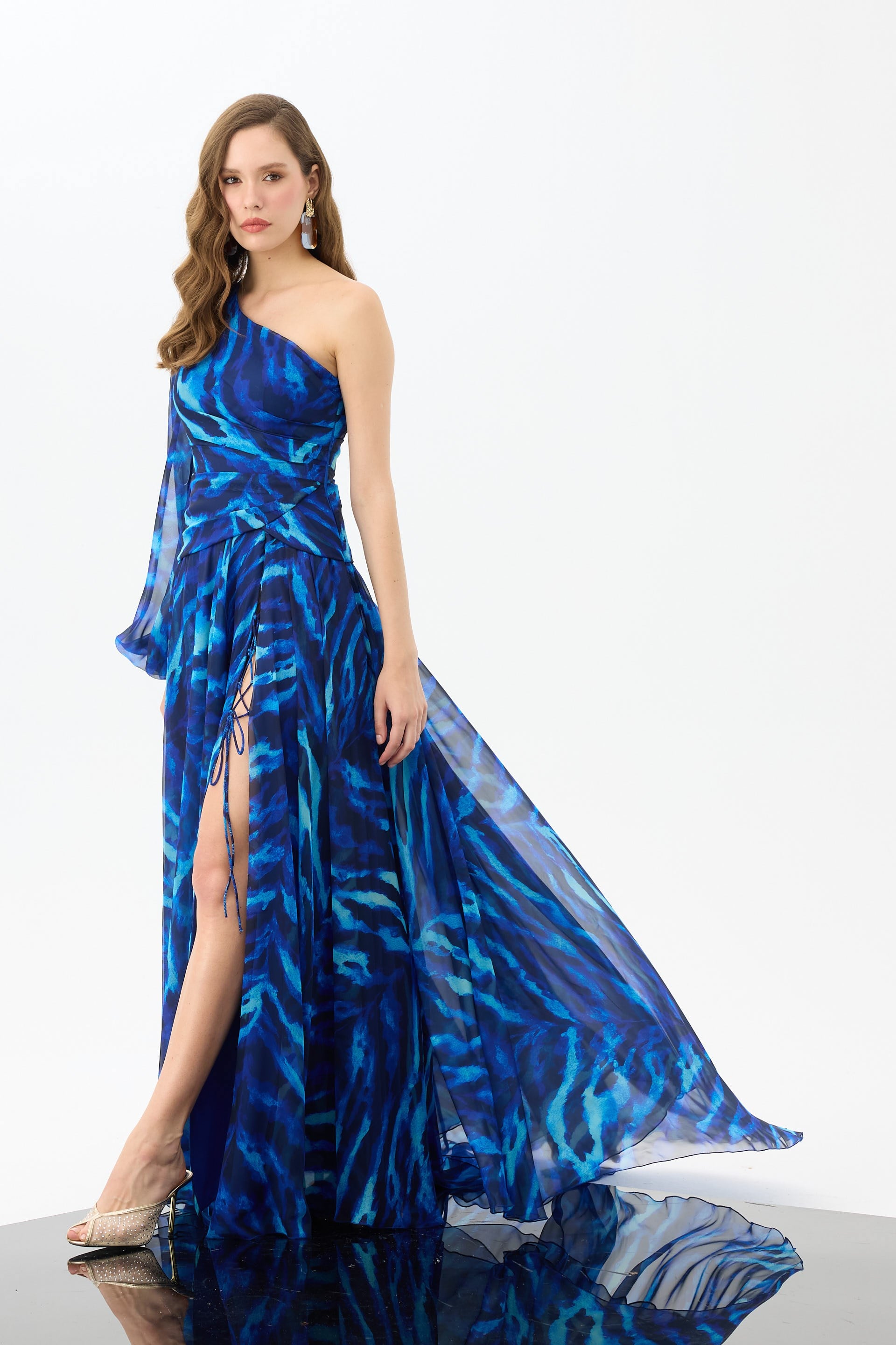 58747-25CARMENCarmen Saks Tek Kol Yırtmaçlı Leopar Desenli Abiye Elbise