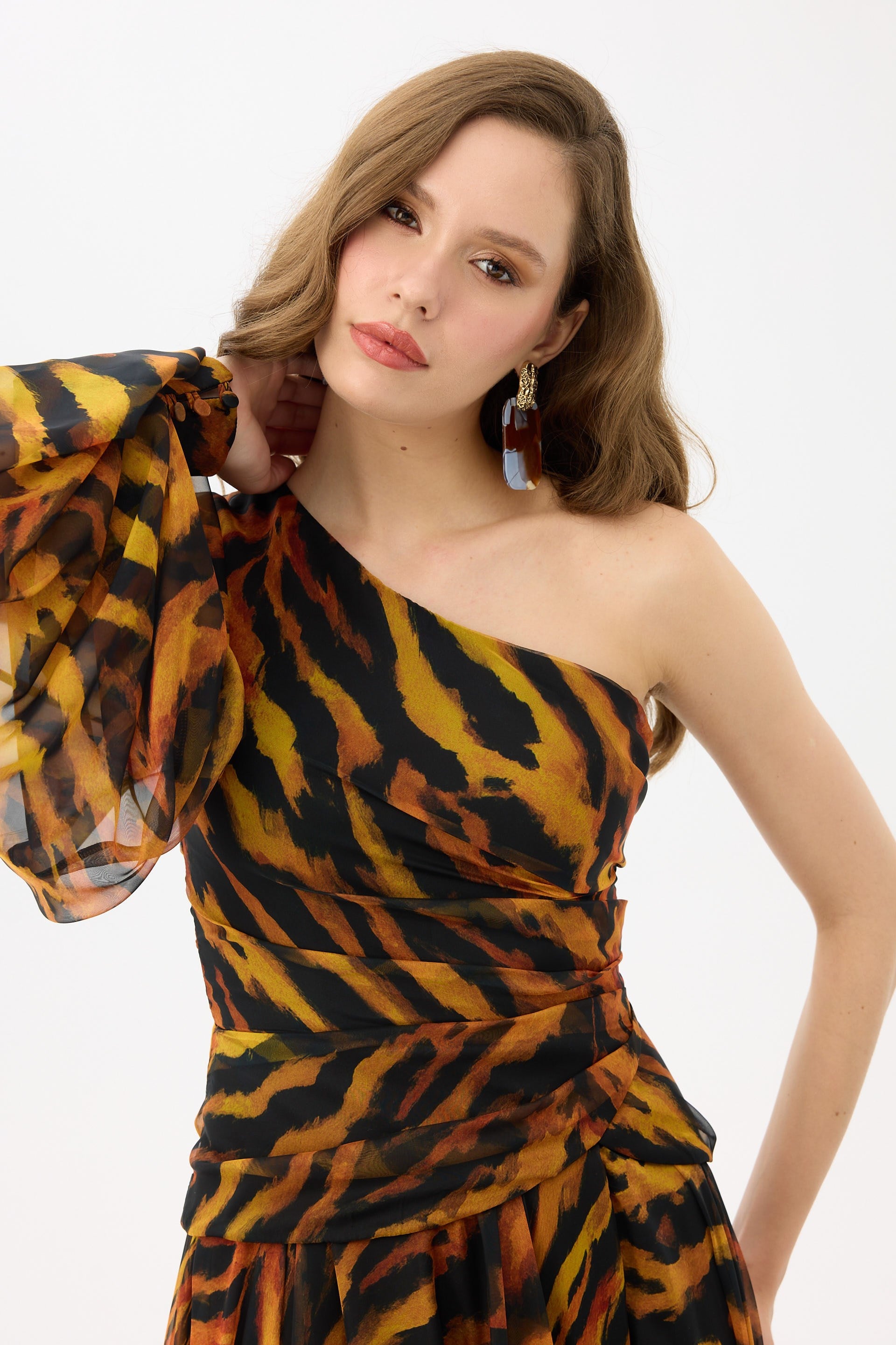 58747-27CARMENCarmen Siyah Tek Kol Yırtmaçlı Leopar Desenli Abiye Elbise
