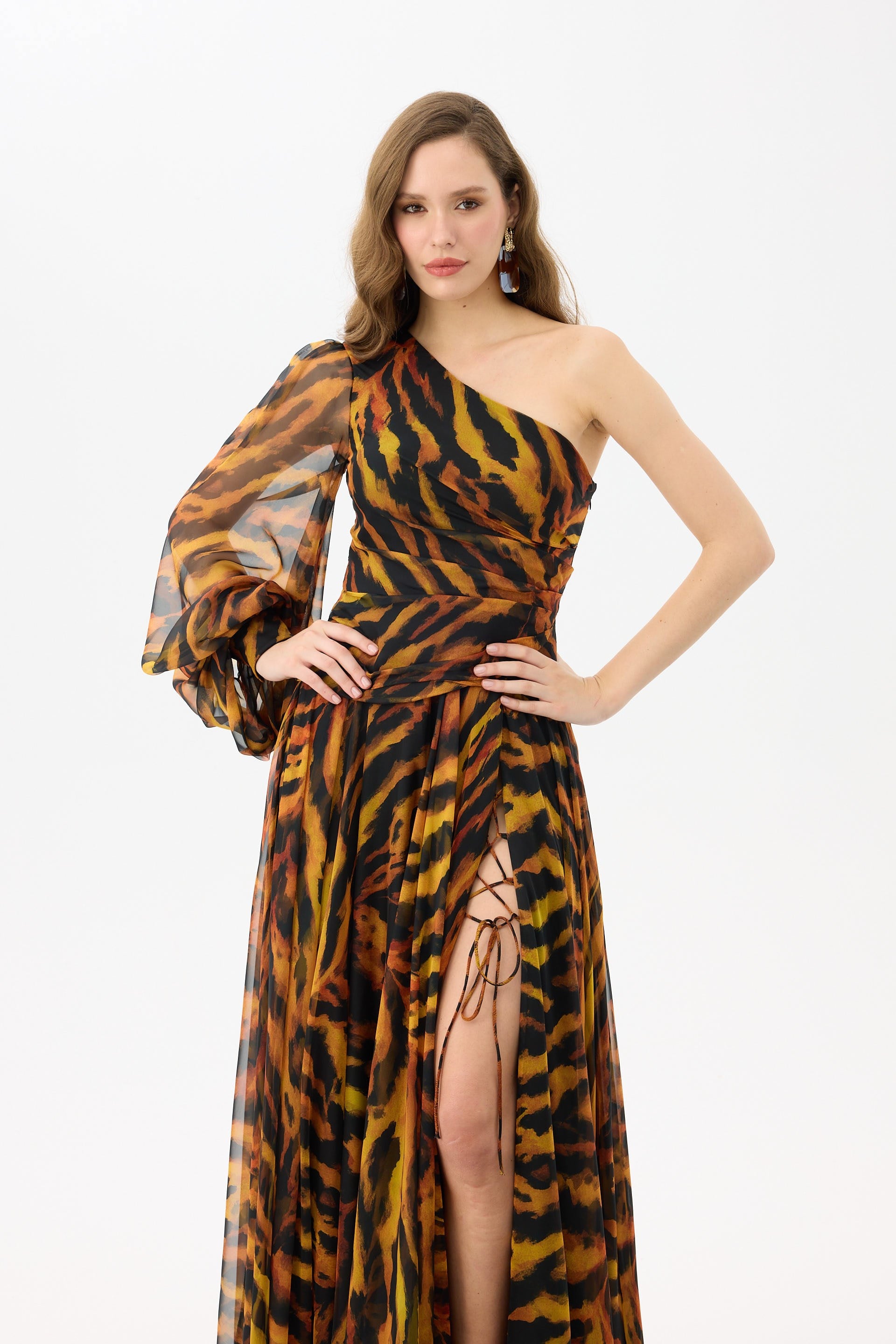 58747-27CARMENCarmen Siyah Tek Kol Yırtmaçlı Leopar Desenli Abiye Elbise