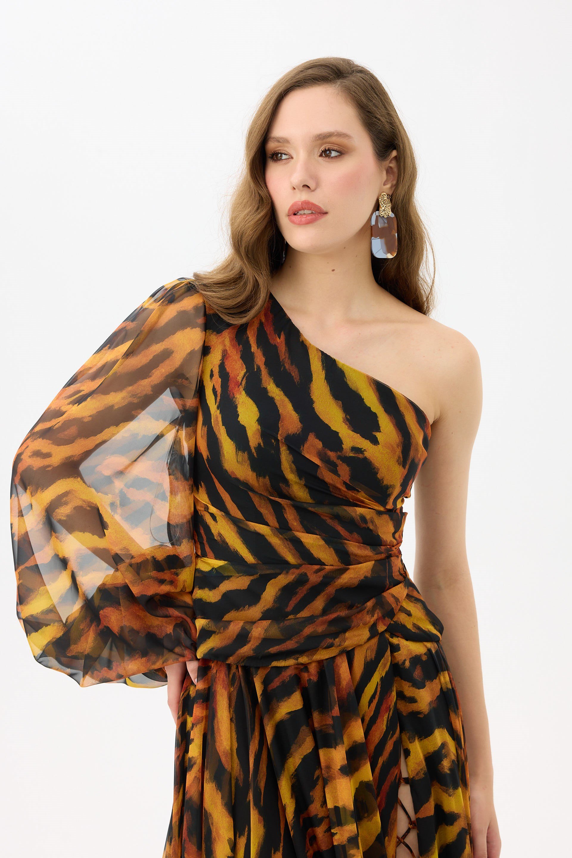 58747-27CARMENCarmen Siyah Tek Kol Yırtmaçlı Leopar Desenli Abiye Elbise