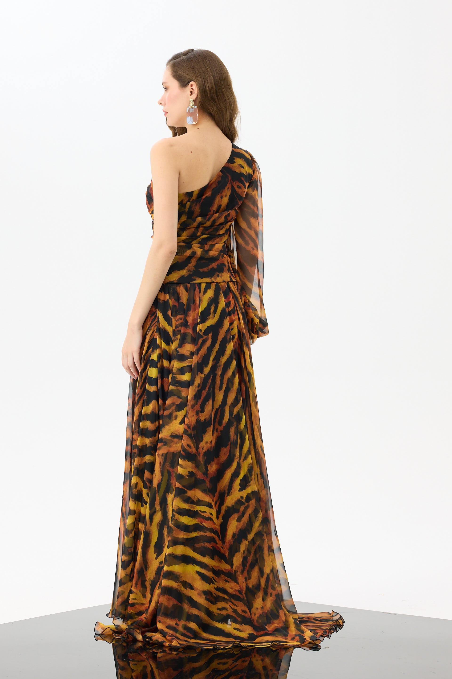 58747-27CARMENCarmen Siyah Tek Kol Yırtmaçlı Leopar Desenli Abiye Elbise