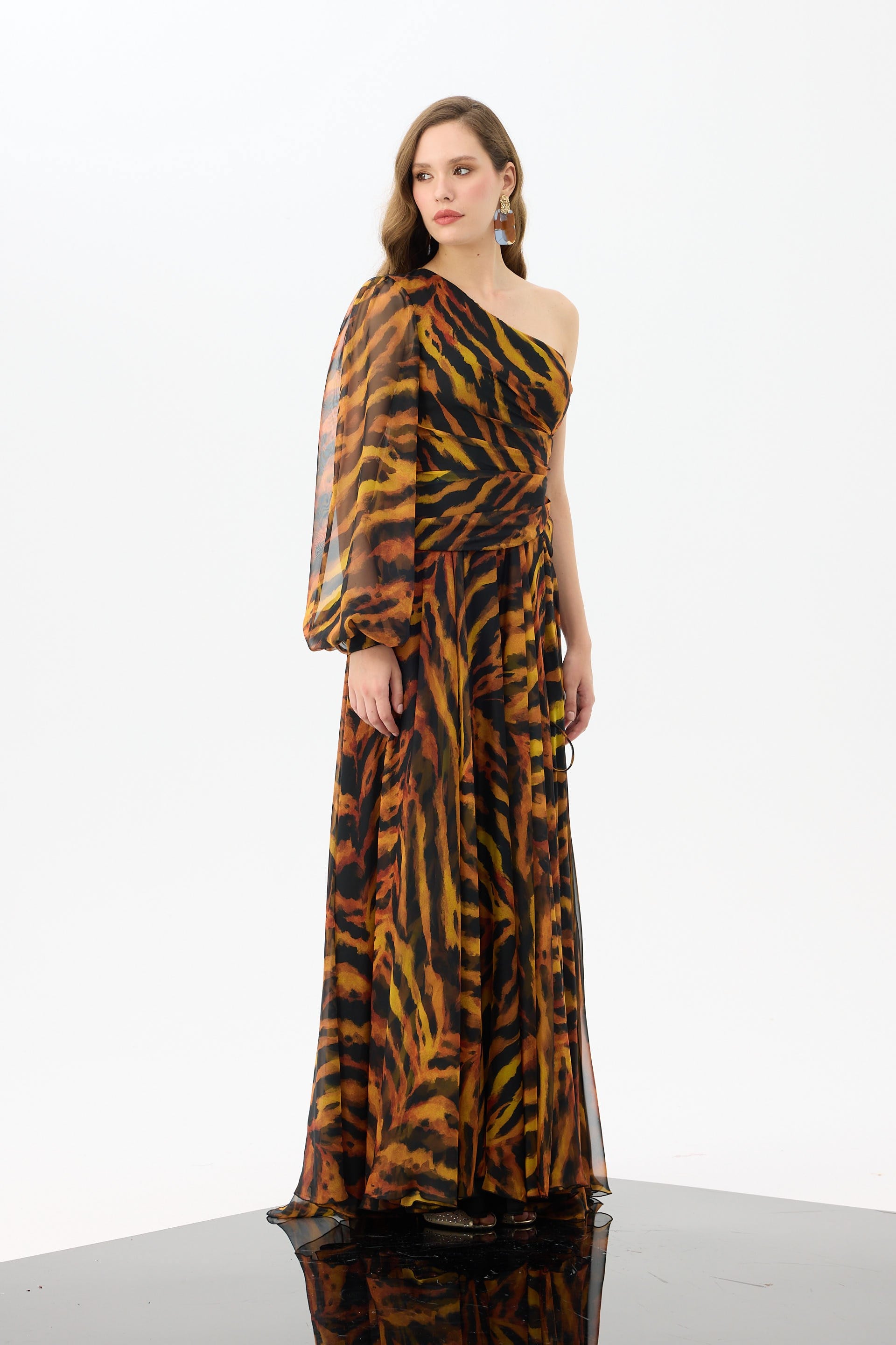 58747-27CARMENCarmen Siyah Tek Kol Yırtmaçlı Leopar Desenli Abiye Elbise