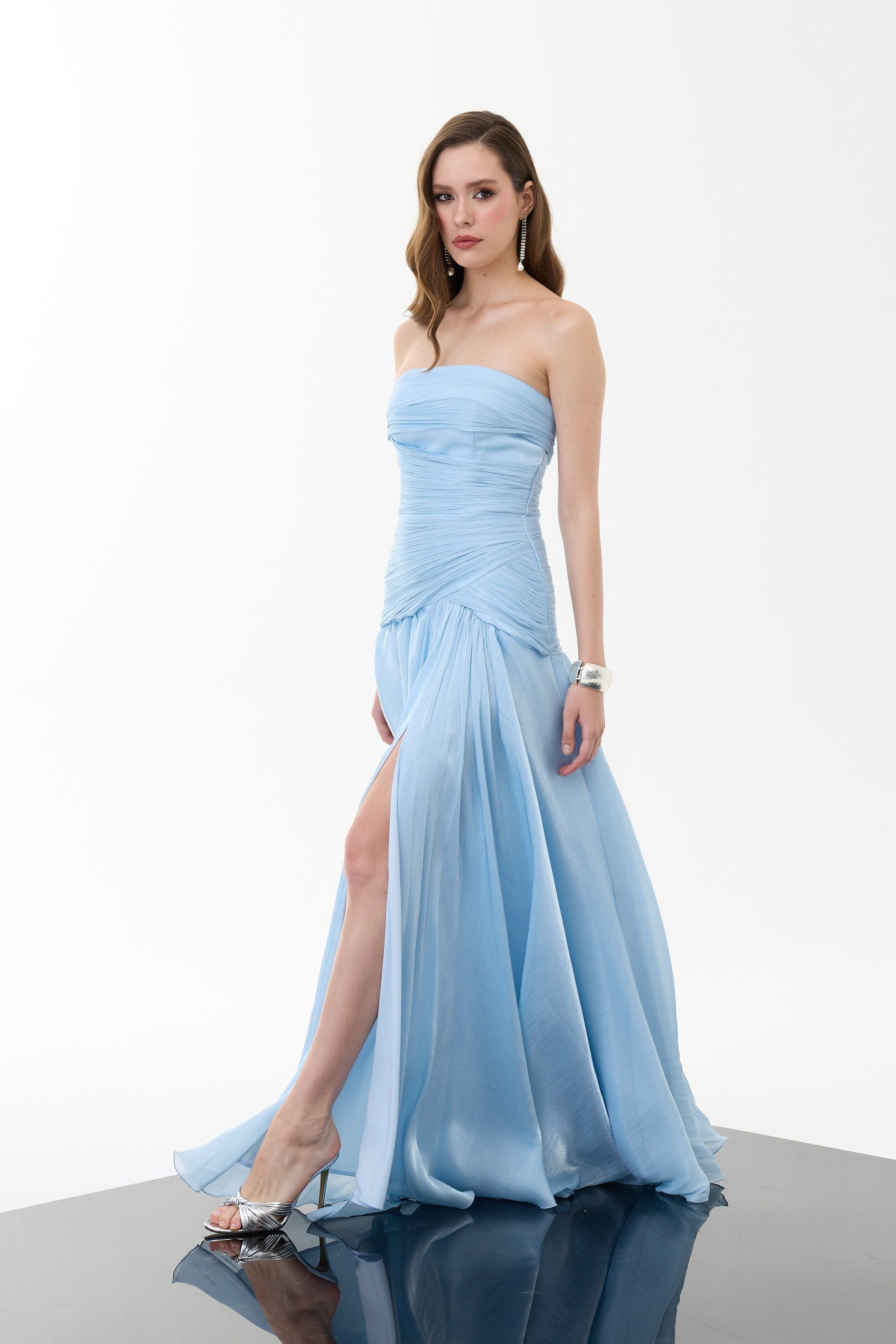 58752-1CARMENCarmen Bebe Mavi Straplez Yırtmaçlı Organze Abiye Elbise