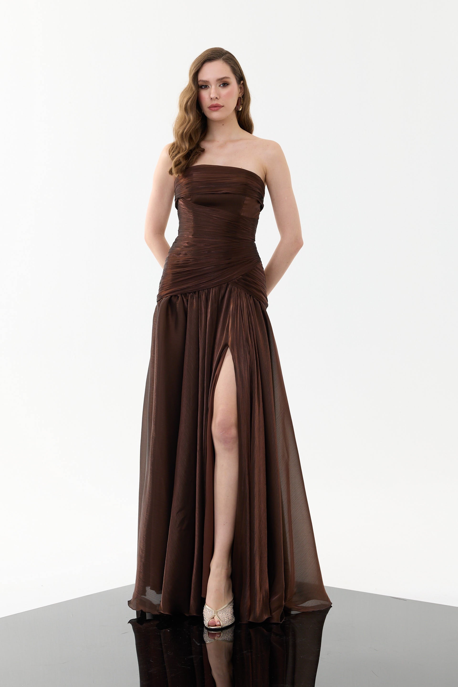 58752-38CARMENCarmen Kahve Straplez Yırtmaçlı Organze Abiye Elbise