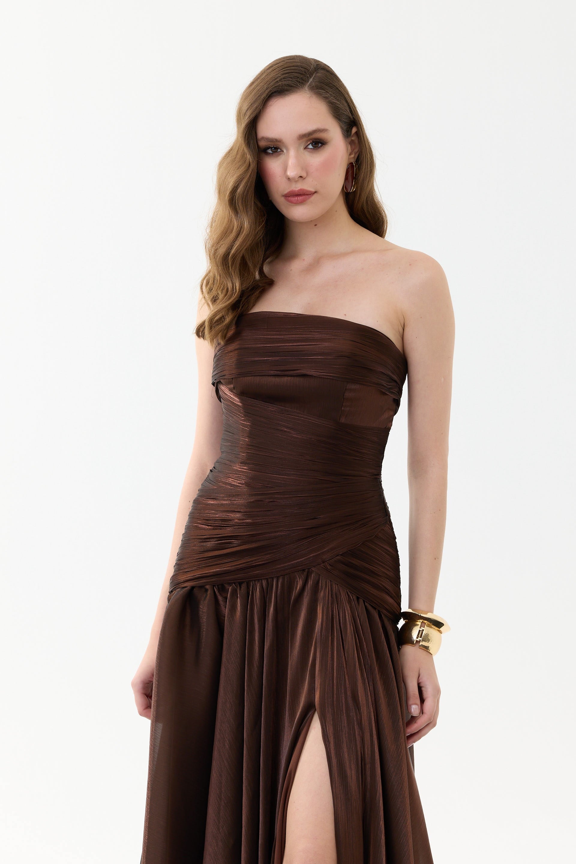 58752-38CARMENCarmen Kahve Straplez Yırtmaçlı Organze Abiye Elbise