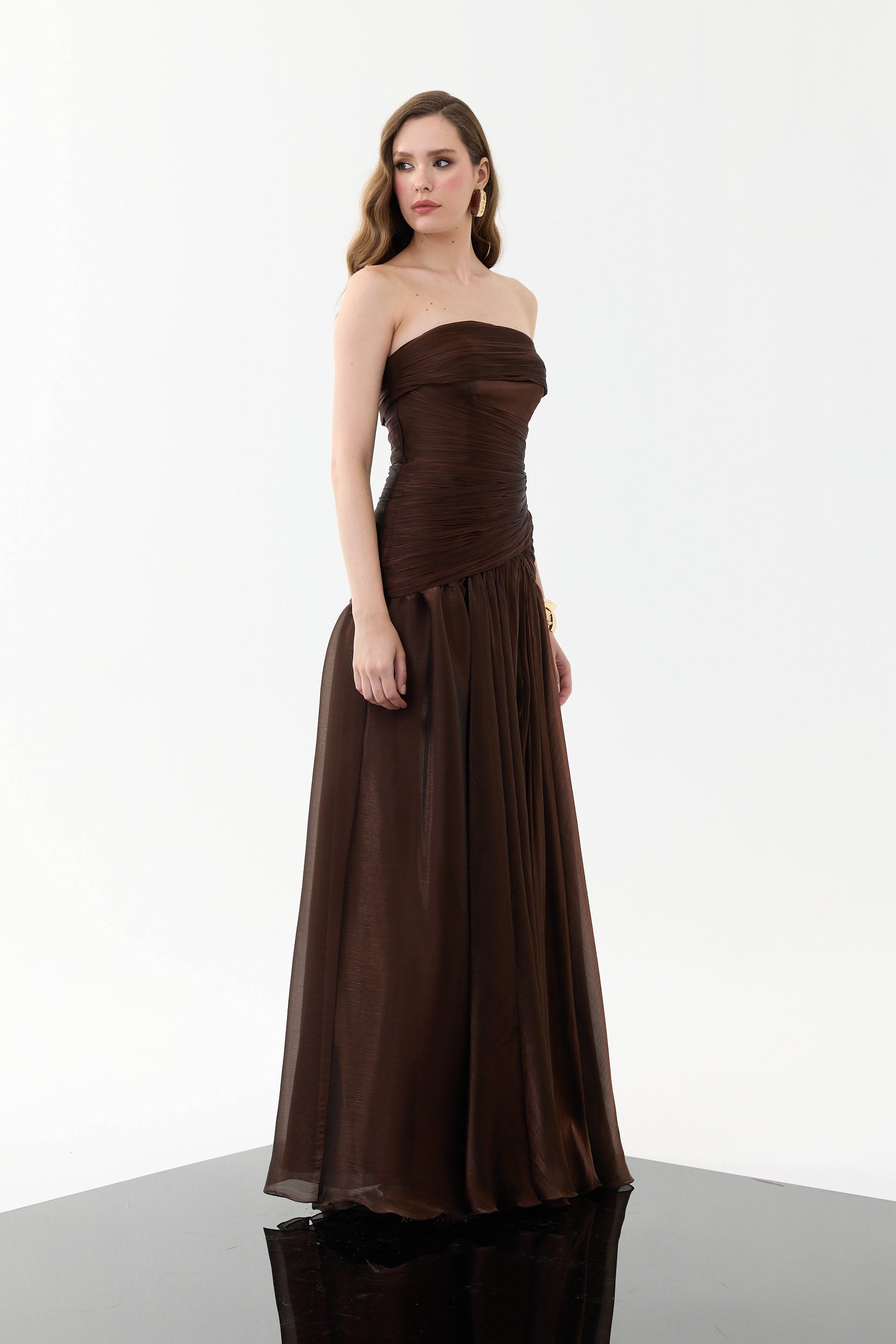 58752-38CARMENCarmen Kahve Straplez Yırtmaçlı Organze Abiye Elbise