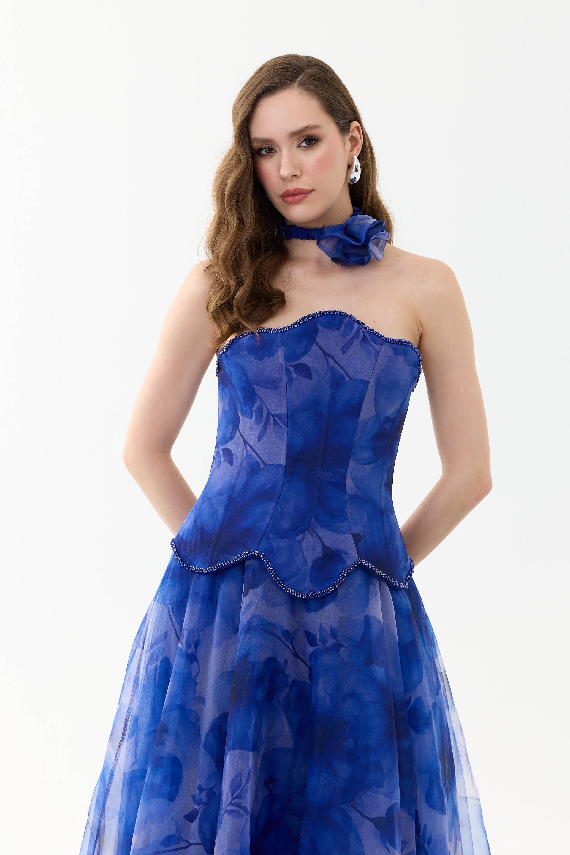 58760-25CARMENCarmen Saks Aksesuarlı Straplez Desenli Abiye Elbise