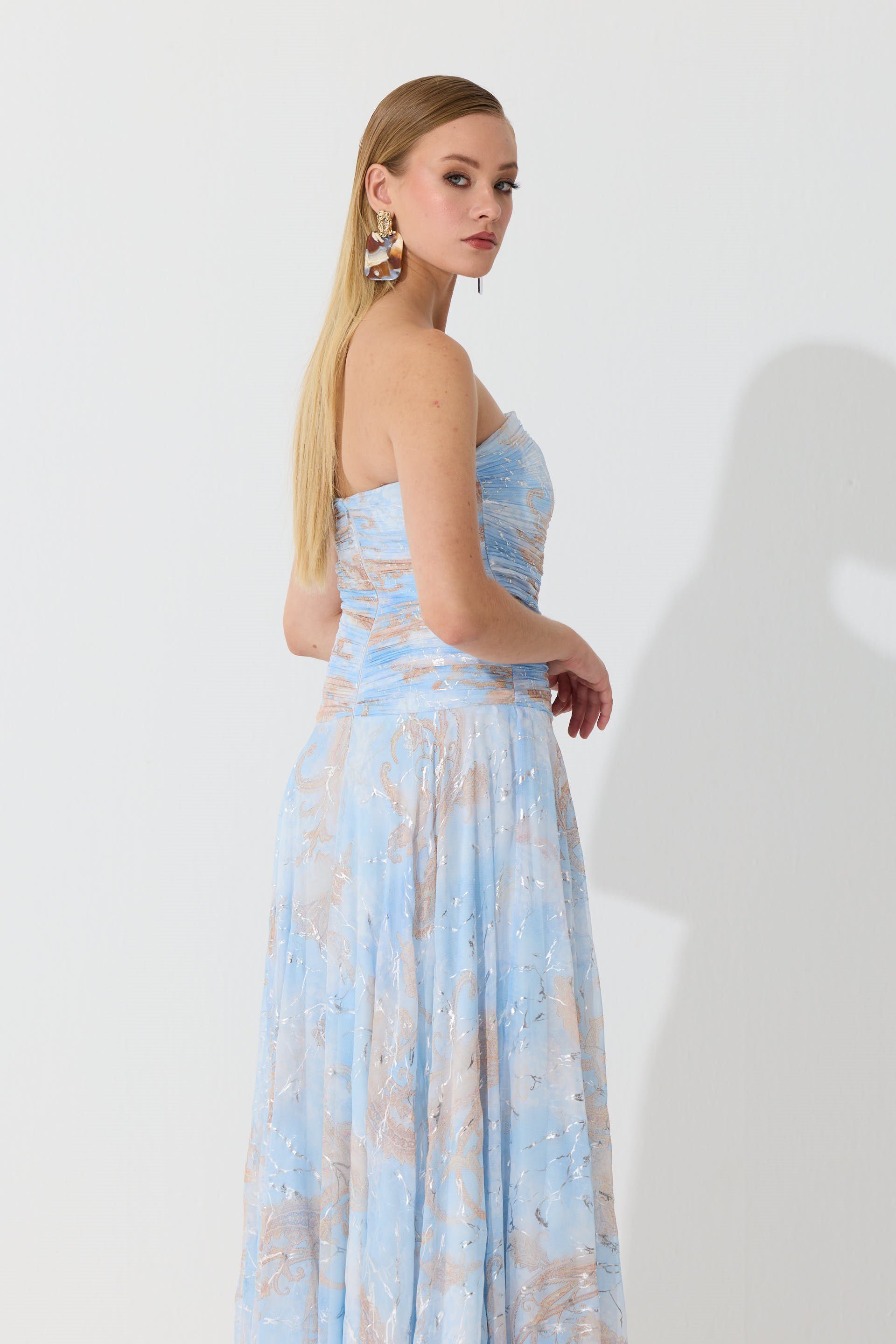 58778-16CARMENCarmen Mavi Straplez Desenli Abiye Elbise