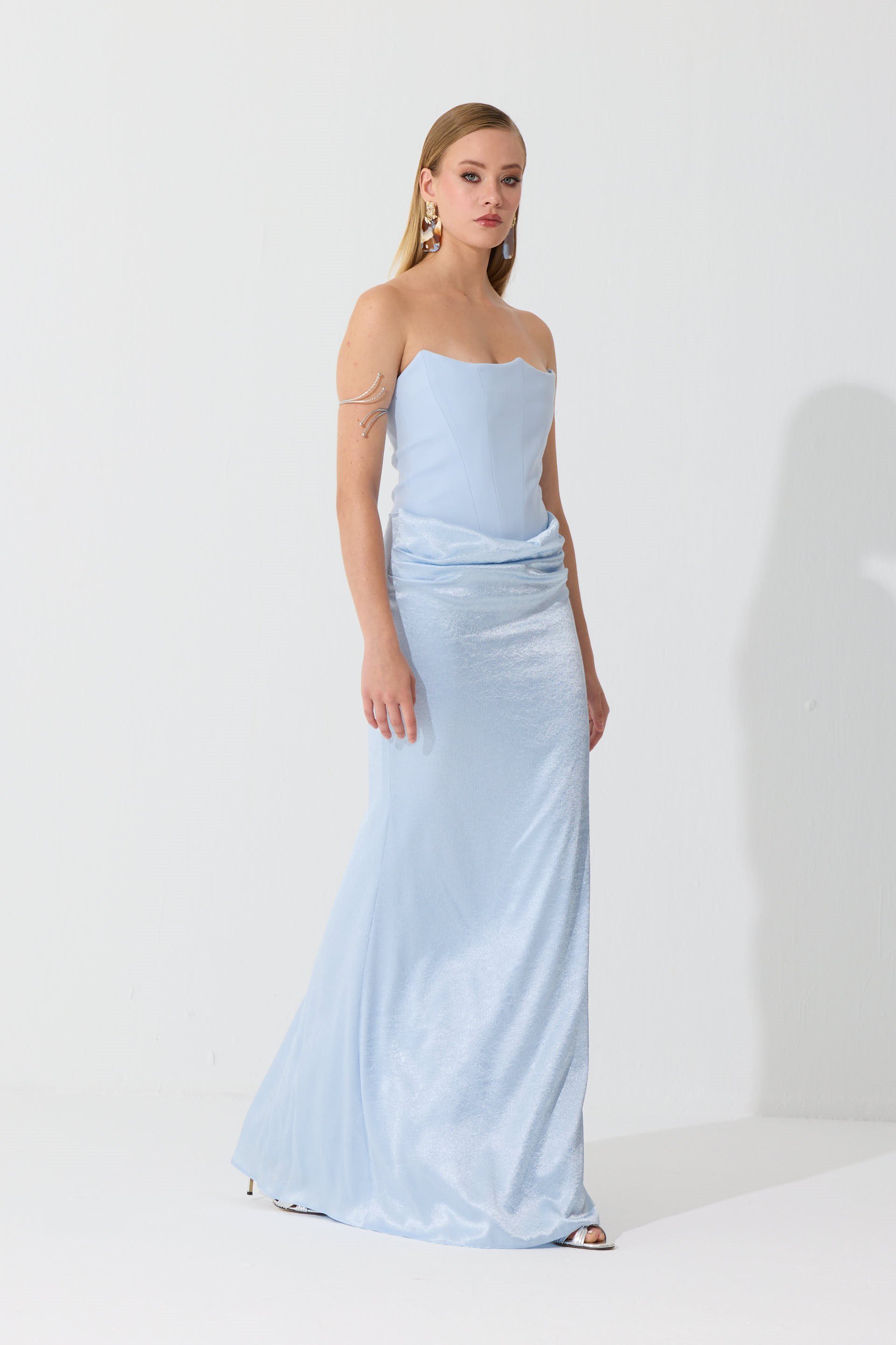 58799-1CARMENCarmen Bebe Mavi Üstü Krep Altı Saten Straplez Abiye Elbise